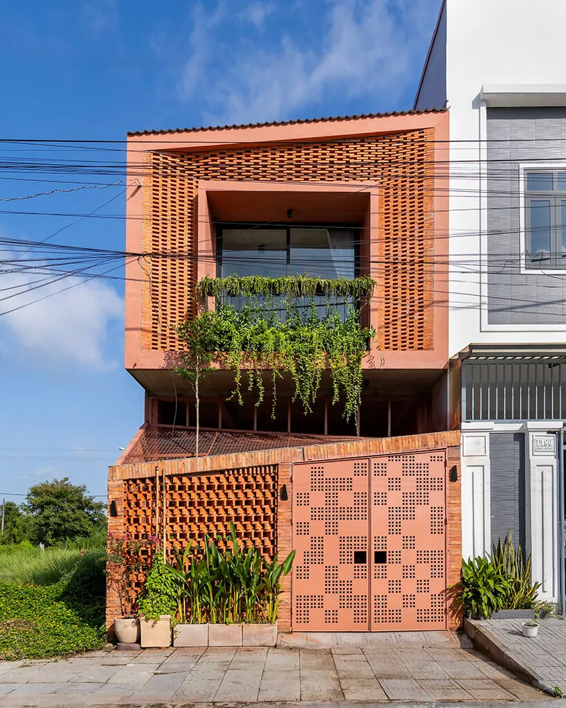 Дом Vĩnh Long House: терракотовая оболочка NAQ Architecture для отдыха в тропическом климате
