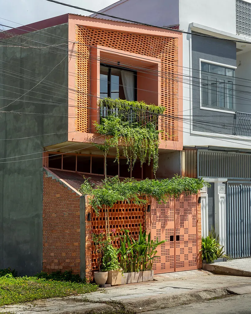 Дом Vĩnh Long House: терракотовая оболочка NAQ Architecture для отдыха в тропическом климате