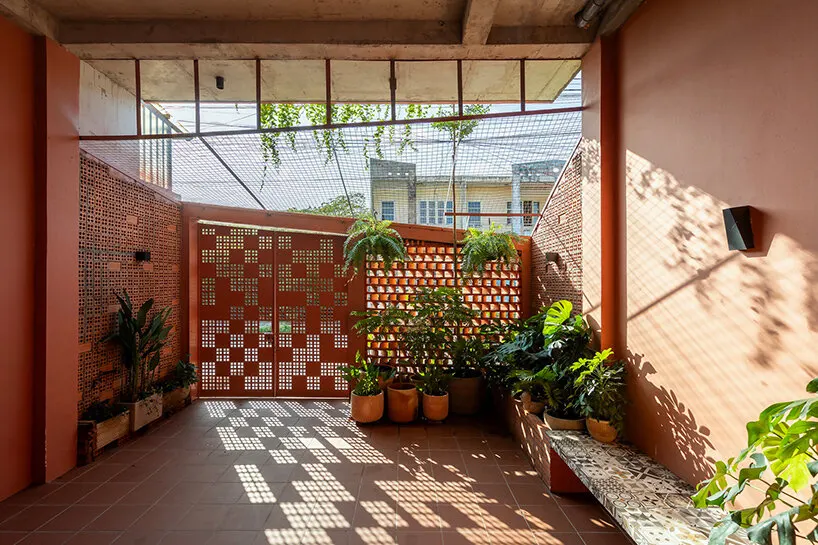 Дом Vĩnh Long House: терракотовая оболочка NAQ Architecture для отдыха в тропическом климате