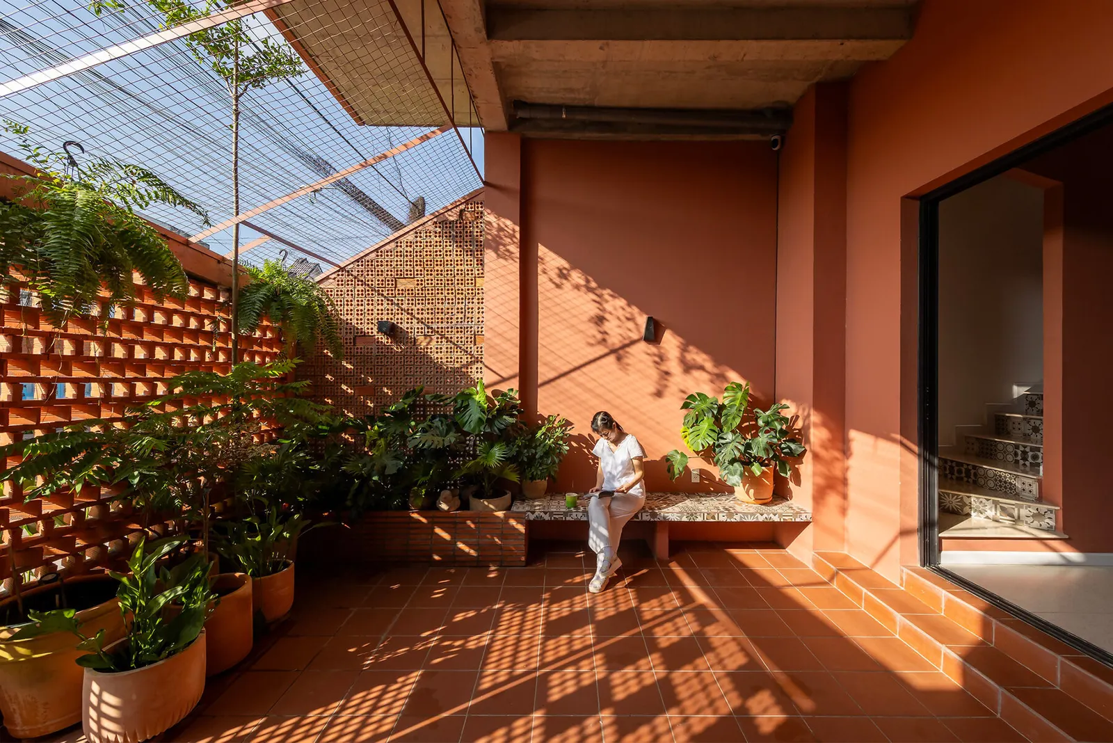 Дом Vĩnh Long House: терракотовая оболочка NAQ Architecture для отдыха в тропическом климате
