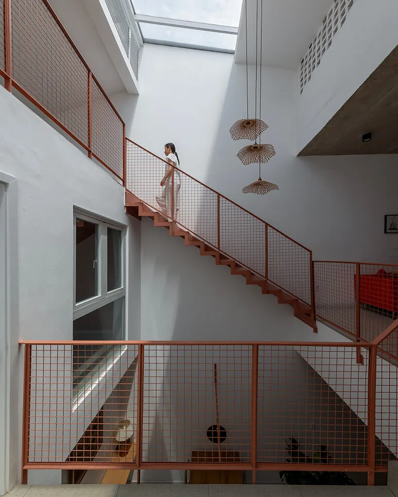 Дом Vĩnh Long House: терракотовая оболочка NAQ Architecture для отдыха в тропическом климате