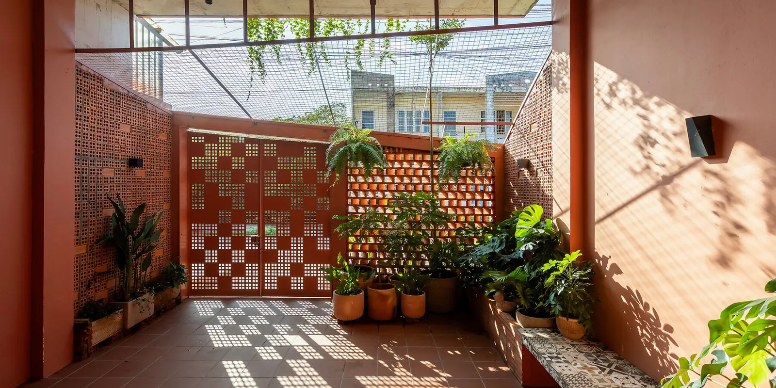 Дом Vĩnh Long House: терракотовая оболочка NAQ Architecture для отдыха в тропическом климате