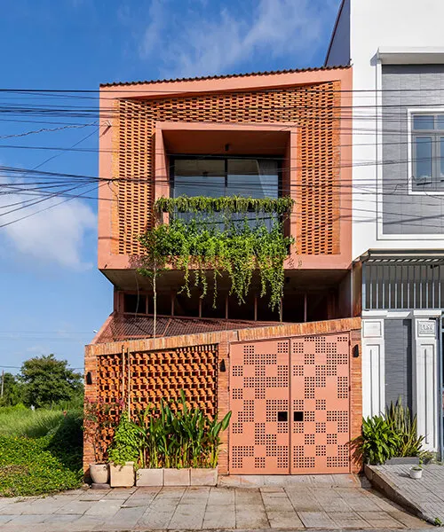 Дом Vĩnh Long House: терракотовая оболочка NAQ Architecture для отдыха в тропическом климате