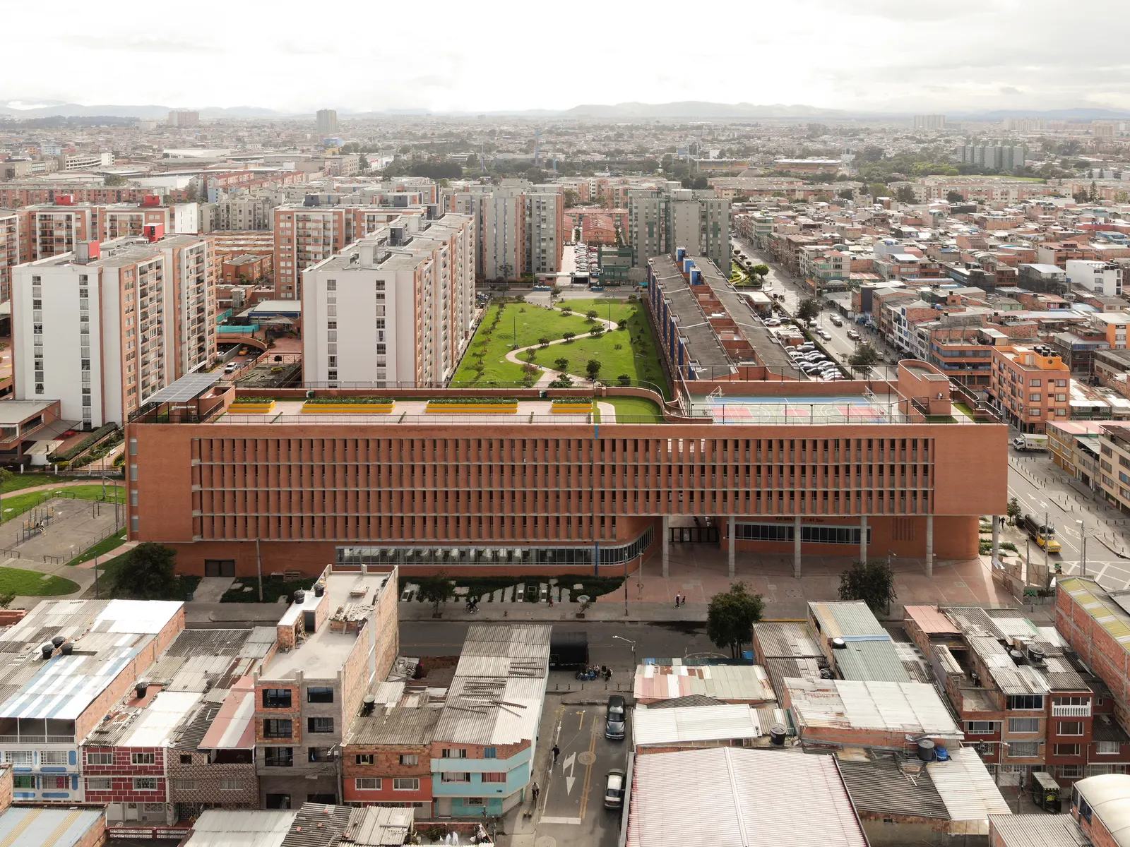 Школа Feliza Bursztyn в Боготе / AR-AR (Martínez Arquitectura)