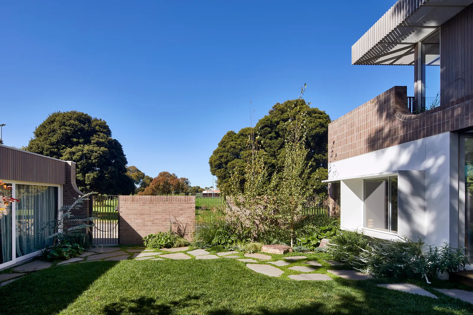 Fringe Dweller Residence / Mihaly Slocombe — скульптурное расширение дома в Clifton Hill