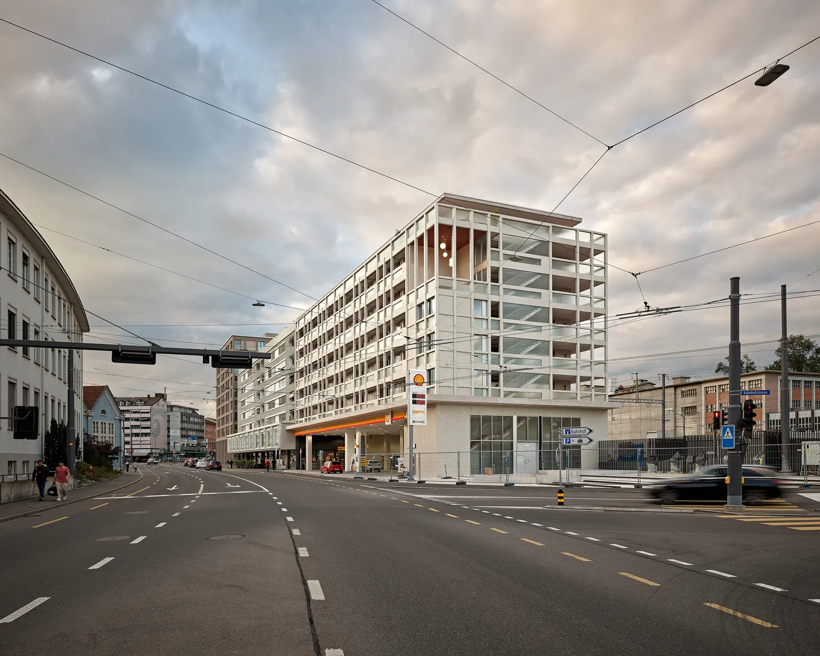 Жильё над автозаправкой: проект Gut Deubelbeiss Nill Architekten в Эмменбрюке