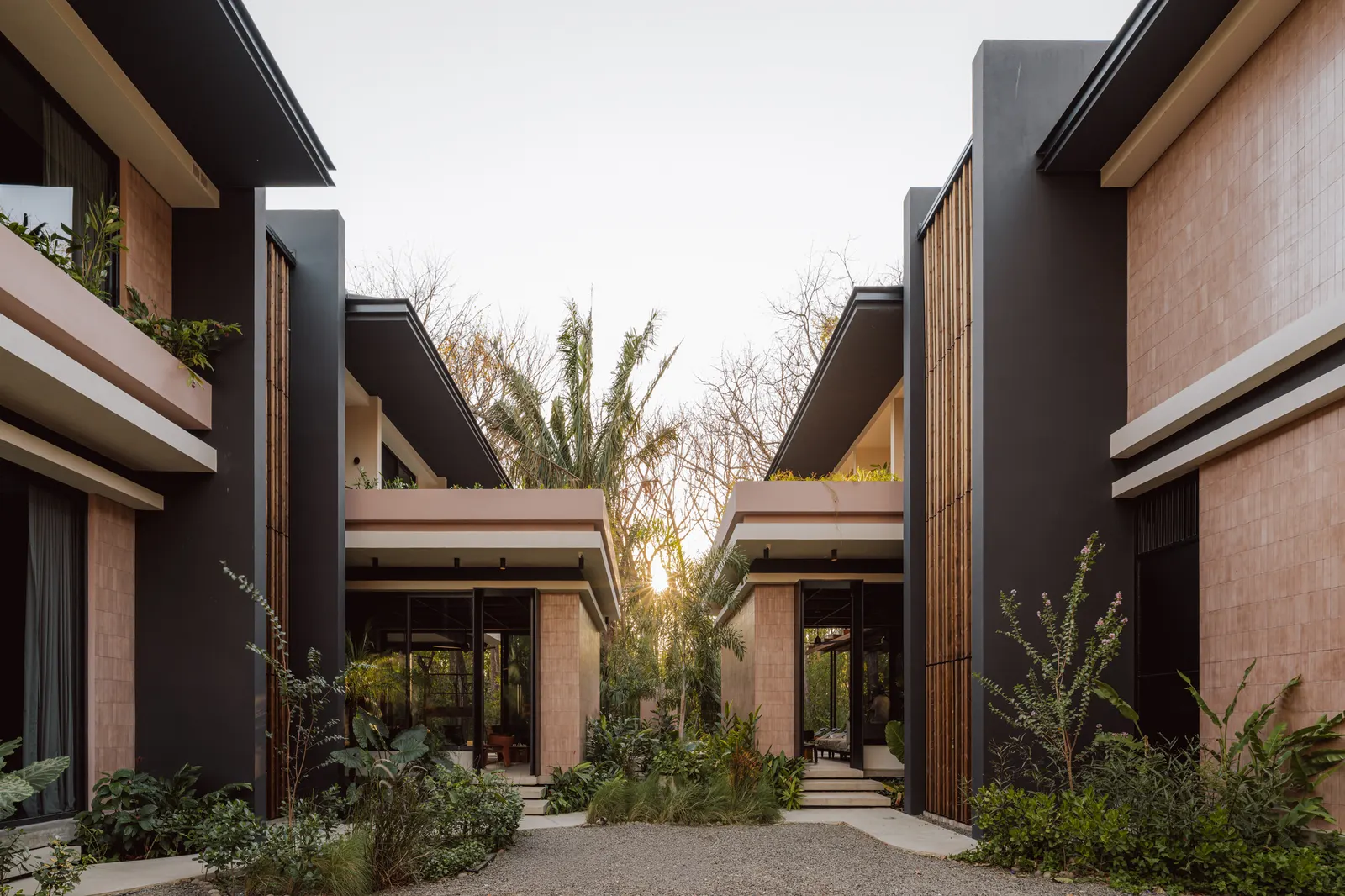 Linea House / Instinto Estudio: две тропические виллы в джунглях Носары
