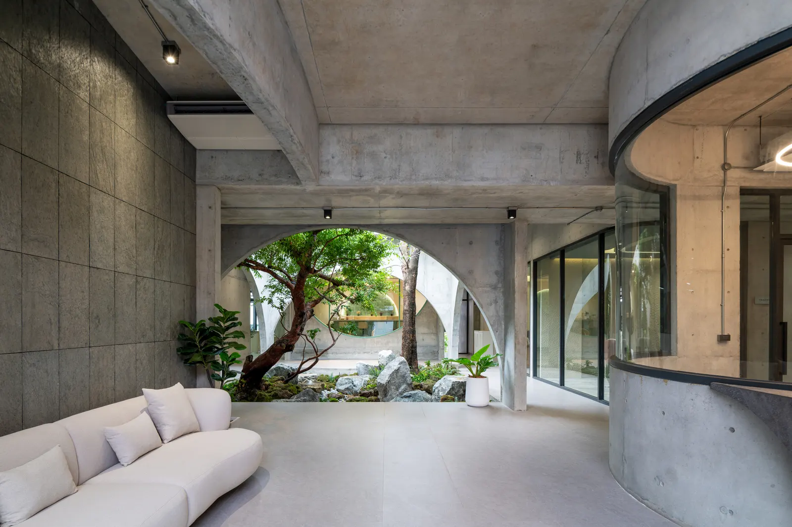 Novolife Headquarters Office / Studio Krubka