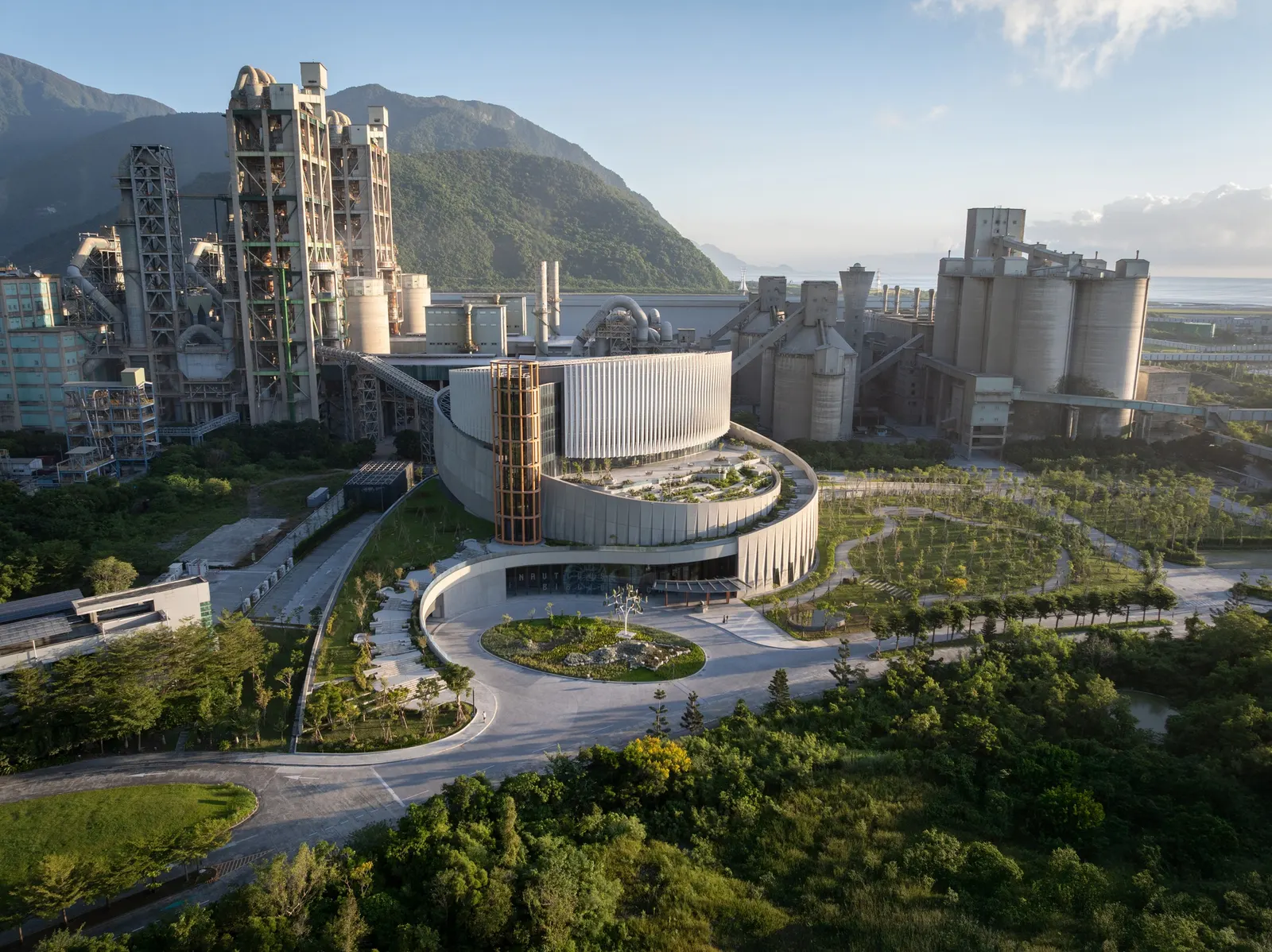 TCC DAKA Renewable Resource Recycling Center (RRRC) / KPF