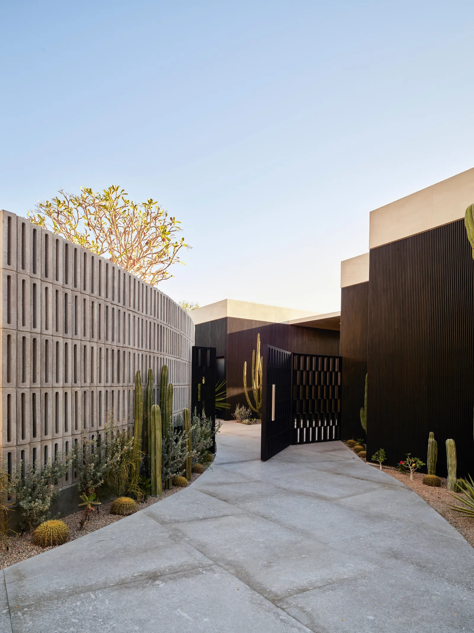Casa Loto / Ezequiel Farca Studio: одноэтажная резиденция на участке с видом на океан