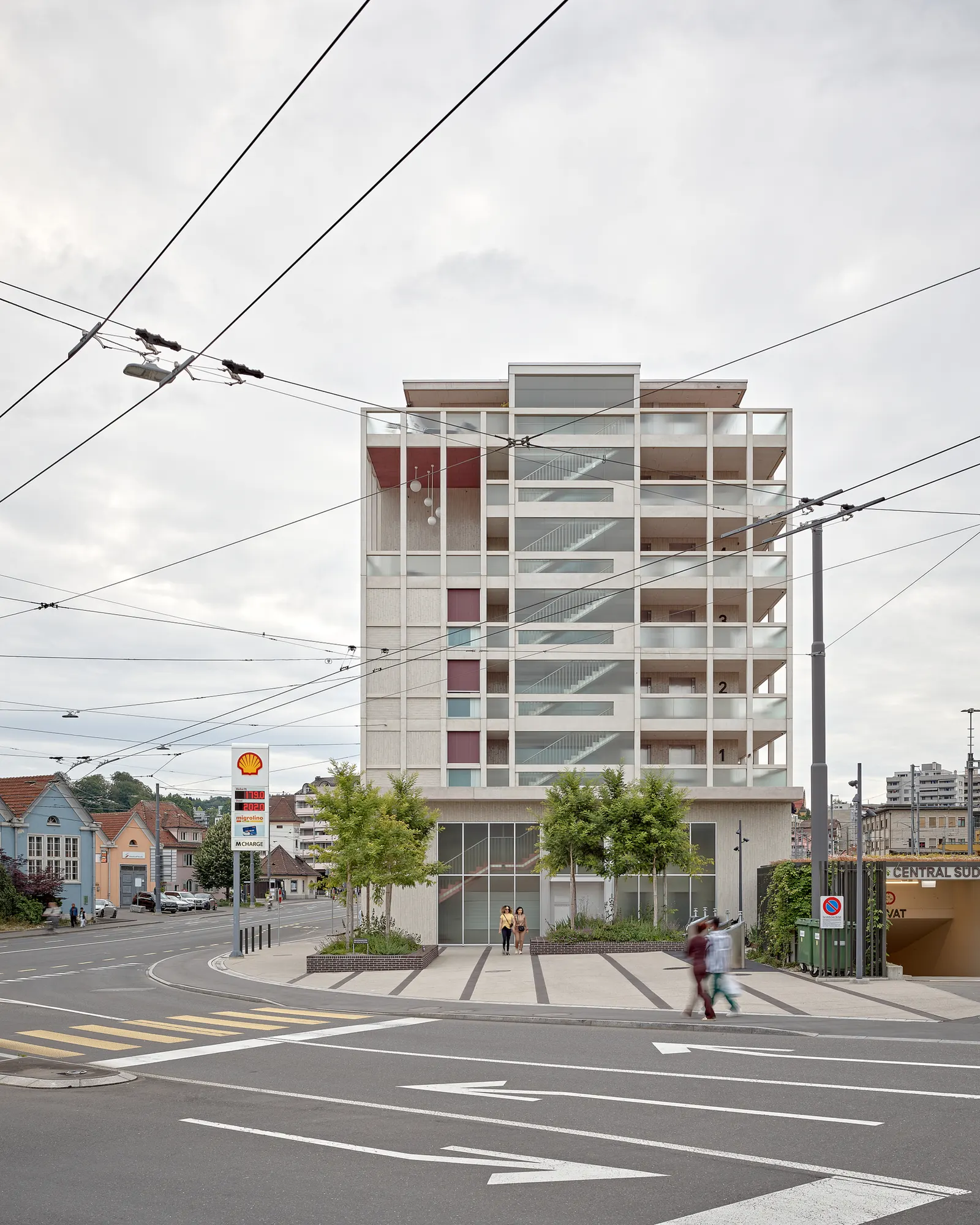 Жильё над автозаправкой: проект Gut Deubelbeiss Nill Architekten в Эмменбрюке