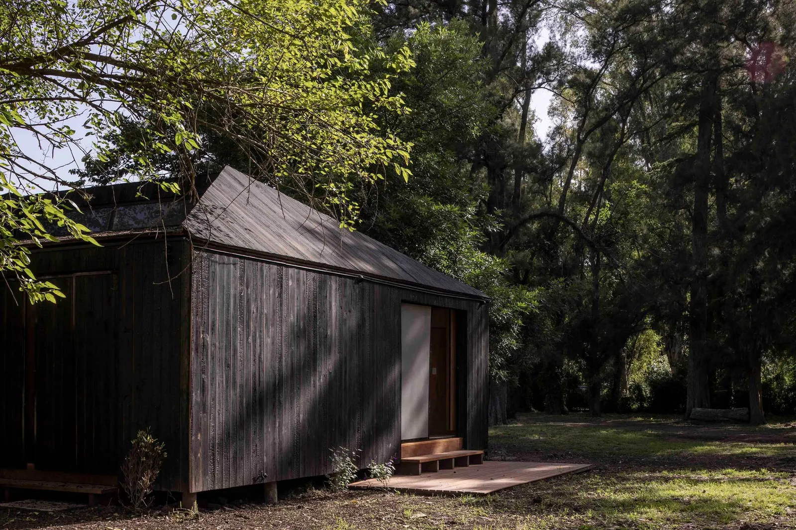 Дом для уикенда среди деревьев в Etchegoyen — проект wasingerbarletti arquitectos
