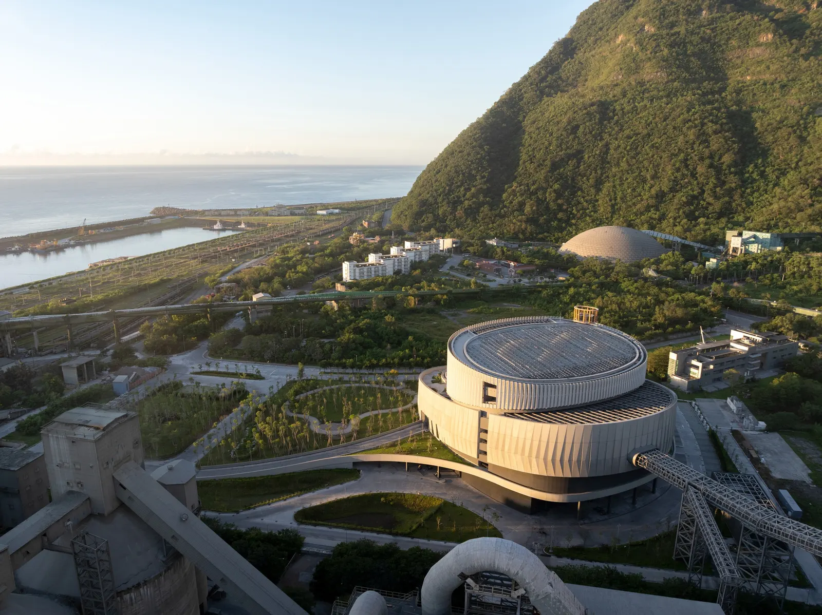 TCC DAKA Renewable Resource Recycling Center (RRRC) / KPF