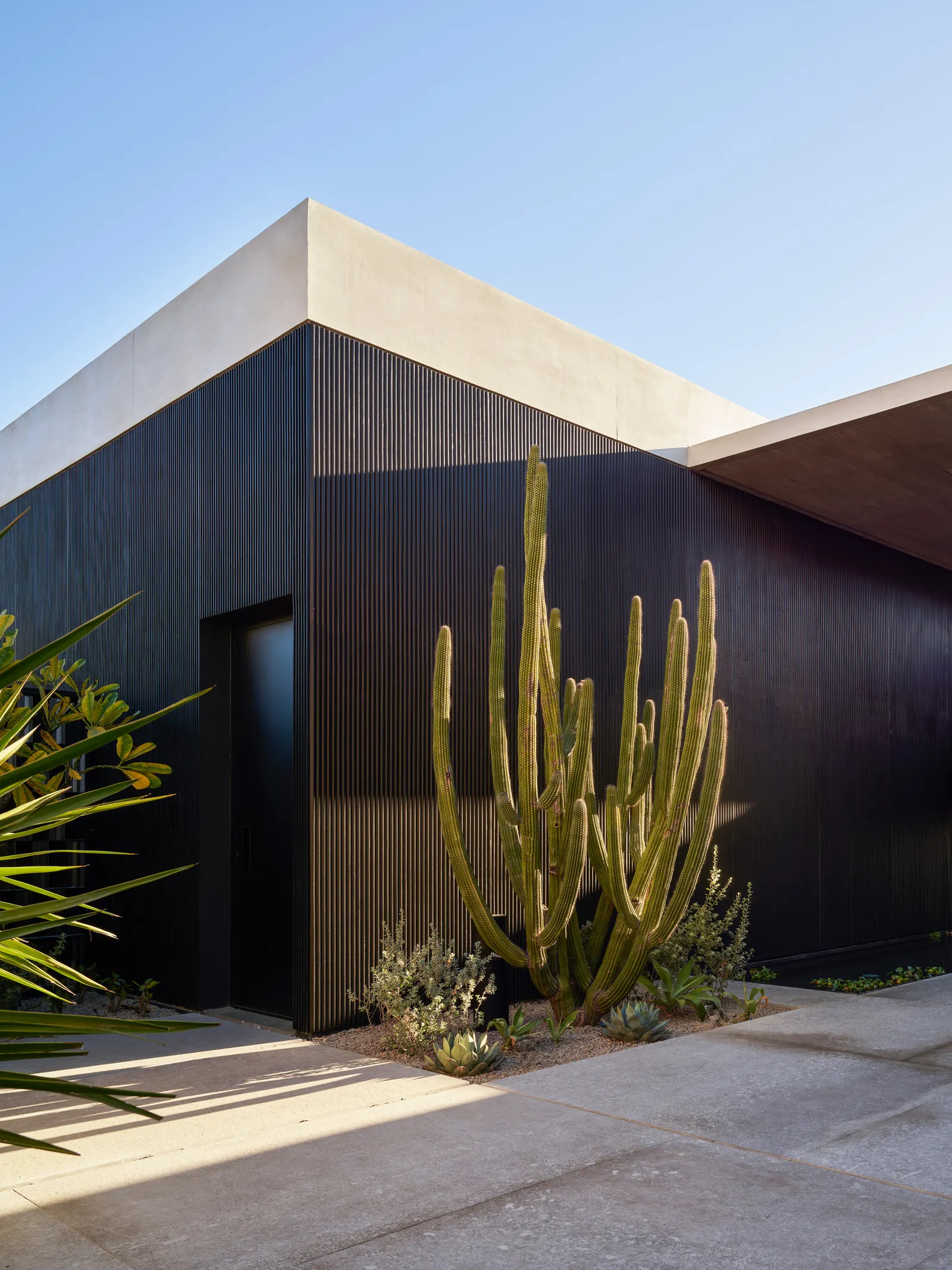 Casa Loto / Ezequiel Farca Studio: одноэтажная резиденция на участке с видом на океан