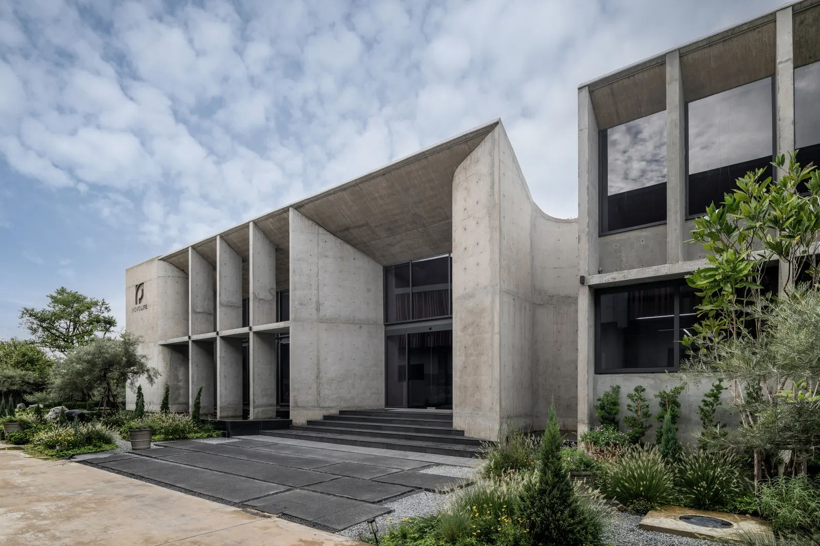 Novolife Headquarters Office / Studio Krubka
