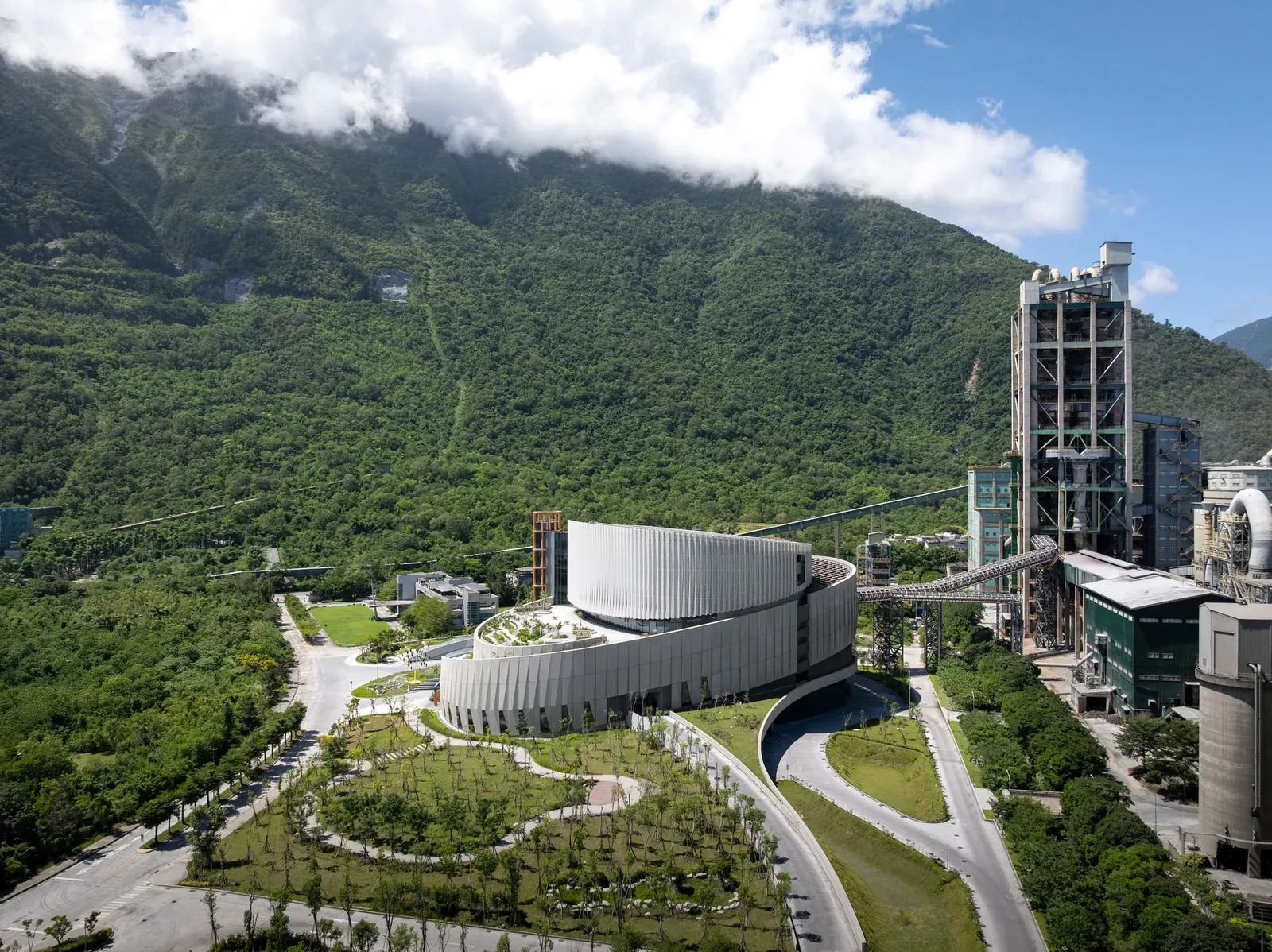 TCC DAKA Renewable Resource Recycling Center (RRRC) / KPF