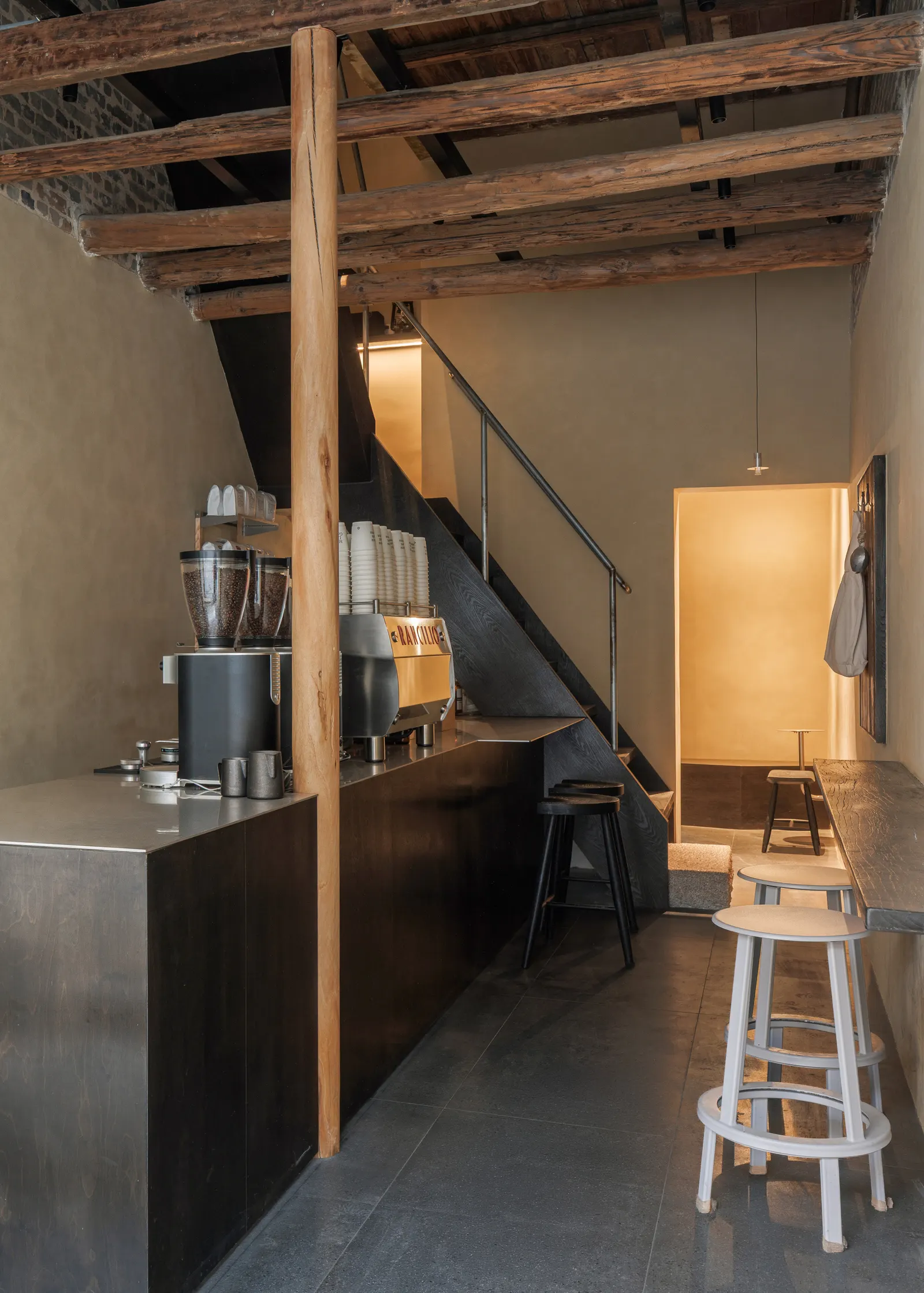 Minzu Lane Coffee / Modum Atelier: обновление традиционного qilou на исторической улице Чжуншаня