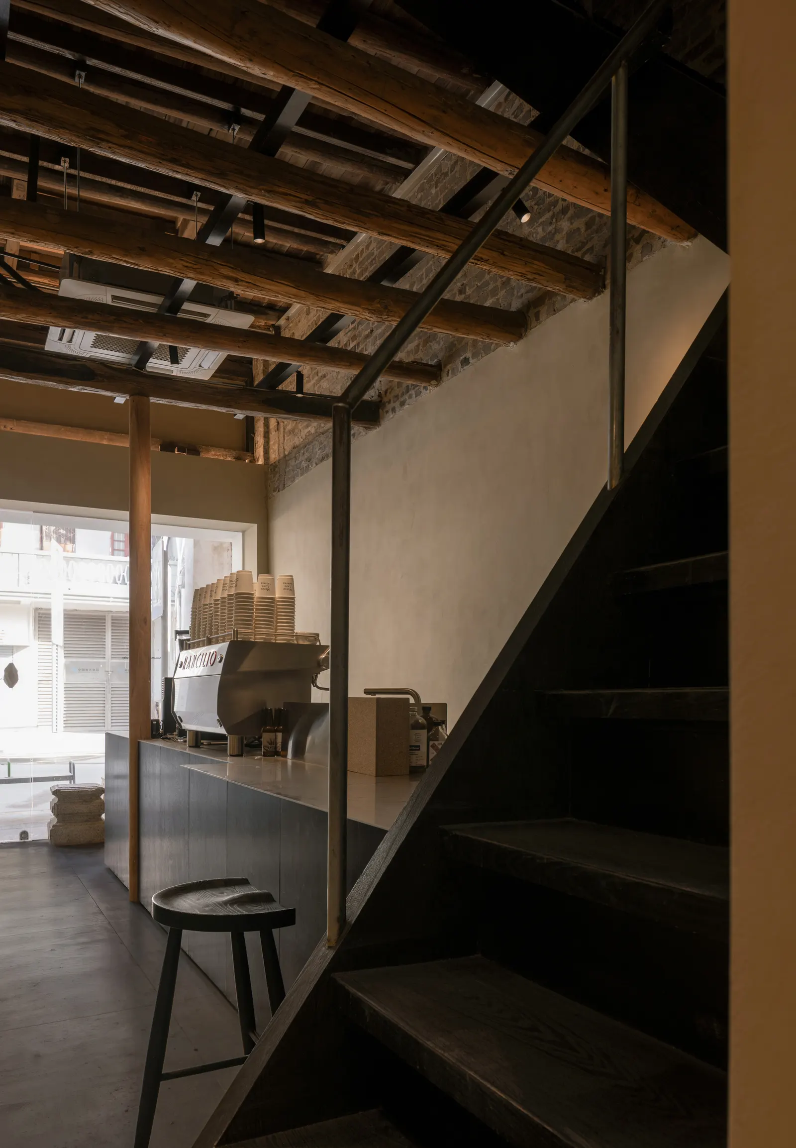 Minzu Lane Coffee / Modum Atelier: обновление традиционного qilou на исторической улице Чжуншаня