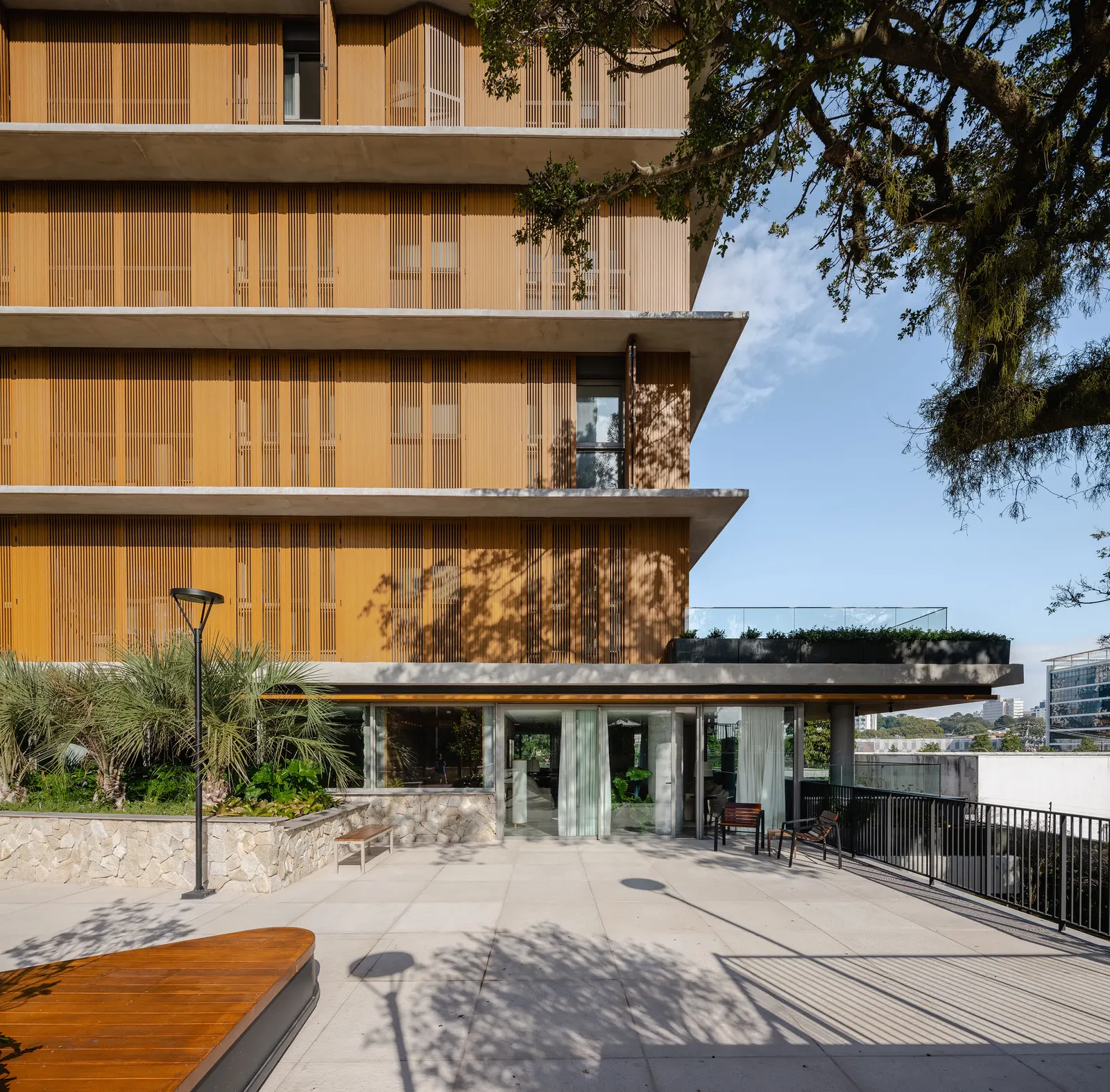 Tomaz Building / IDEIA1: жилой дом в Порту-Алегри с зелёными балконами