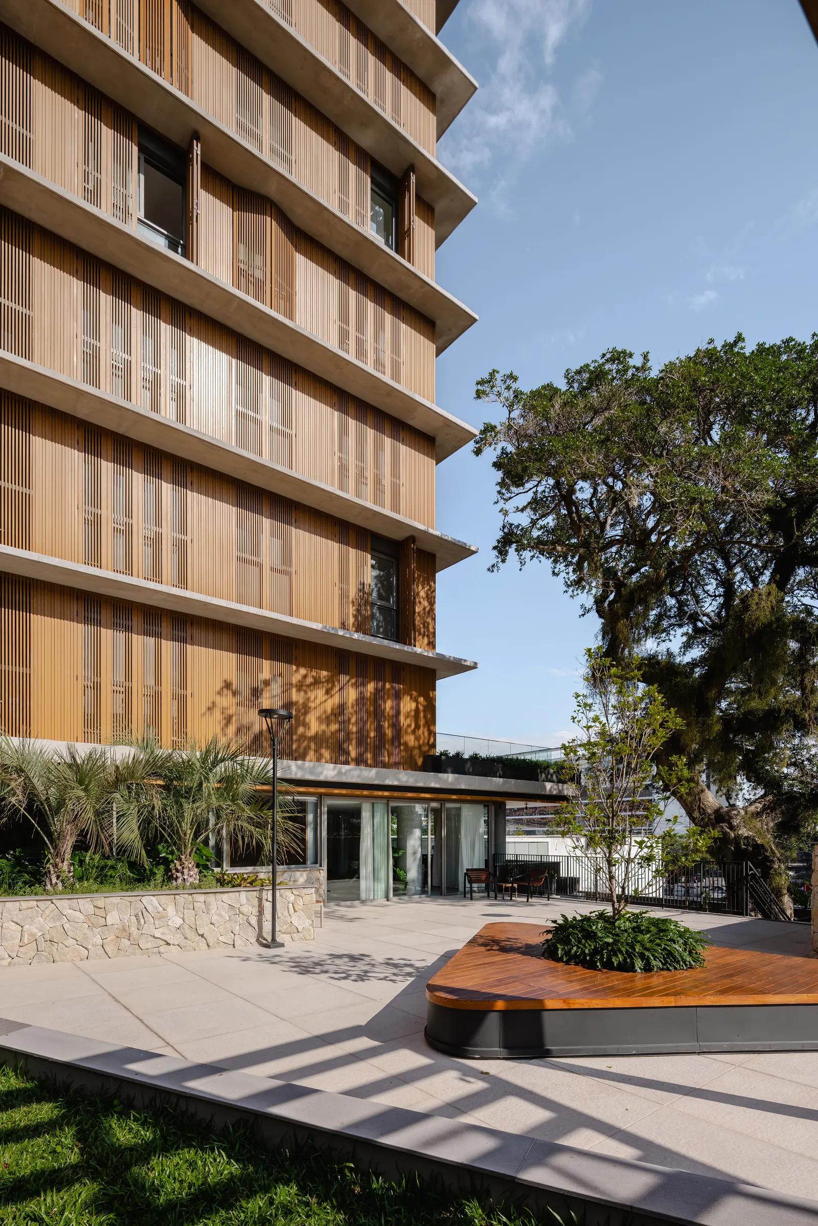 Tomaz Building / IDEIA1: жилой дом в Порту-Алегри с зелёными балконами
