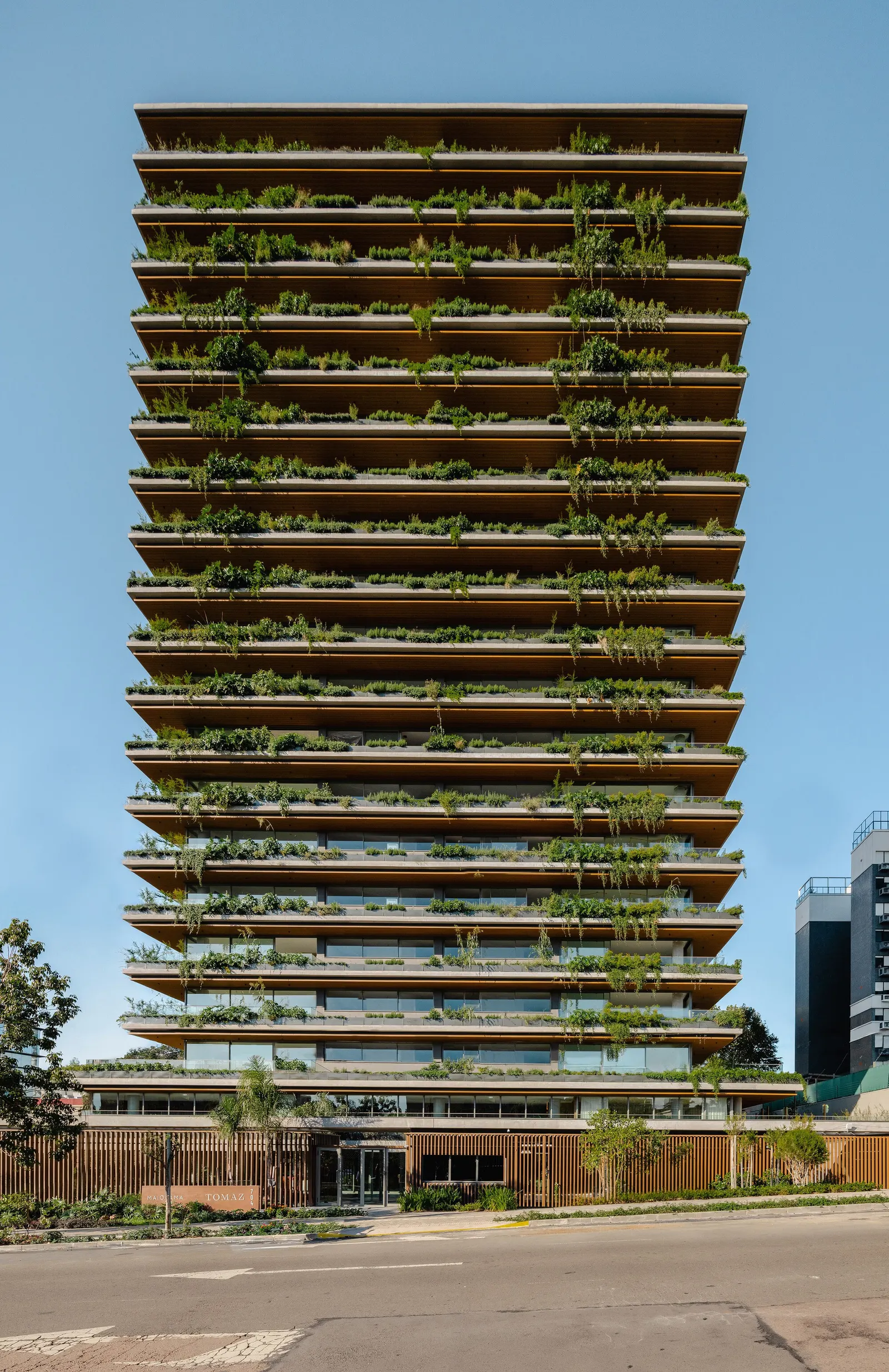 Tomaz Building / IDEIA1: жилой дом в Порту-Алегри с зелёными балконами