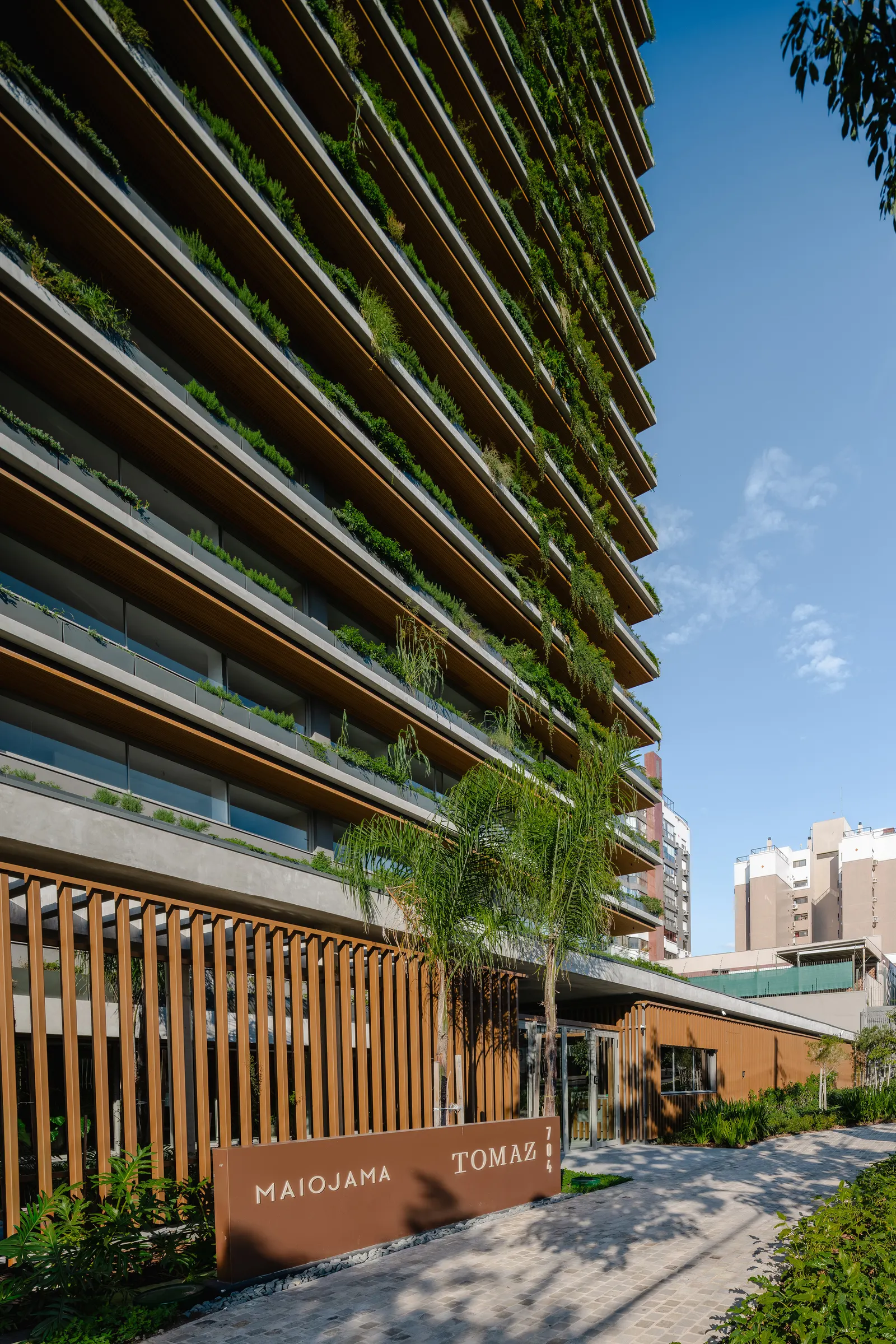 Tomaz Building / IDEIA1: жилой дом в Порту-Алегри с зелёными балконами