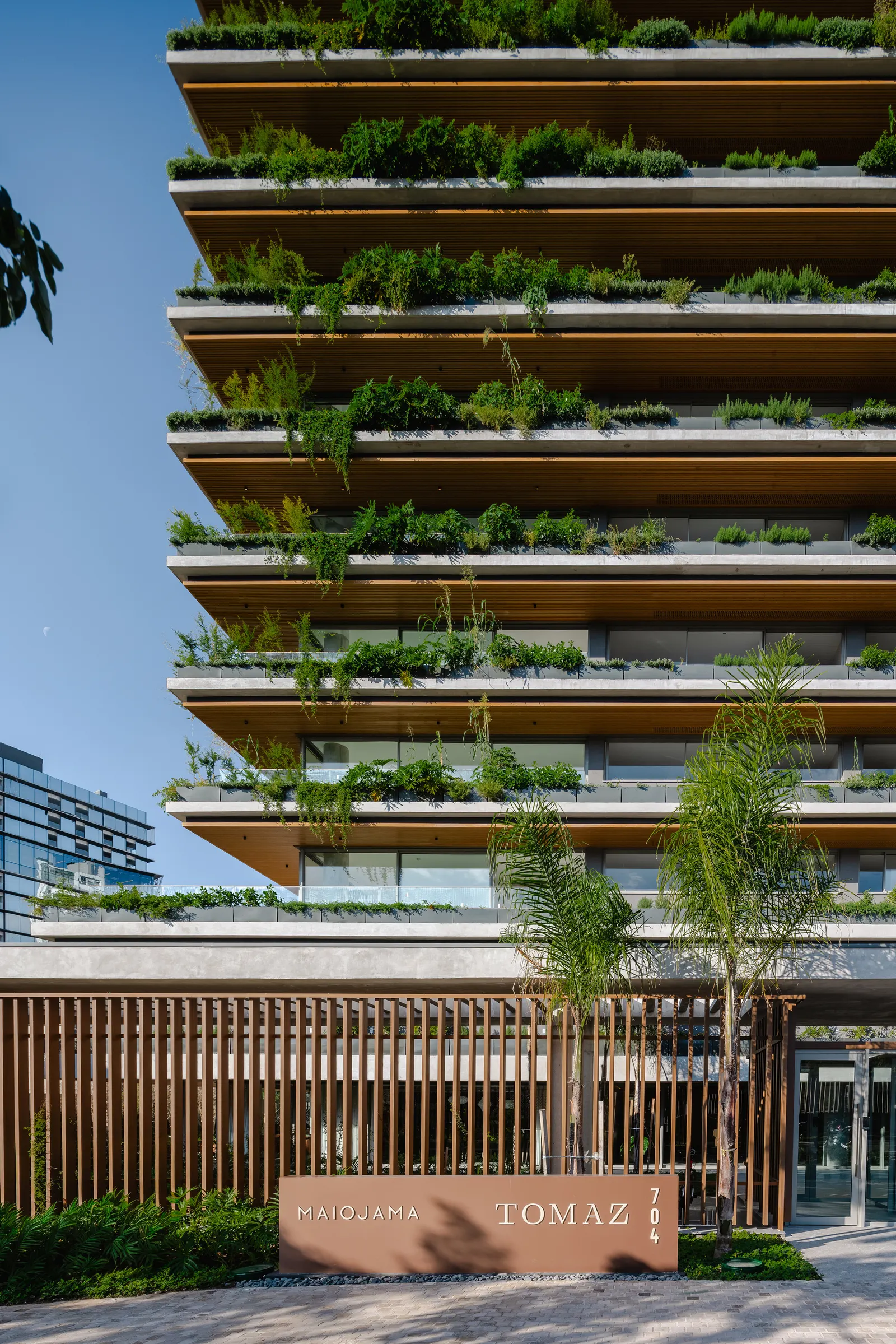 Tomaz Building / IDEIA1: жилой дом в Порту-Алегри с зелёными балконами