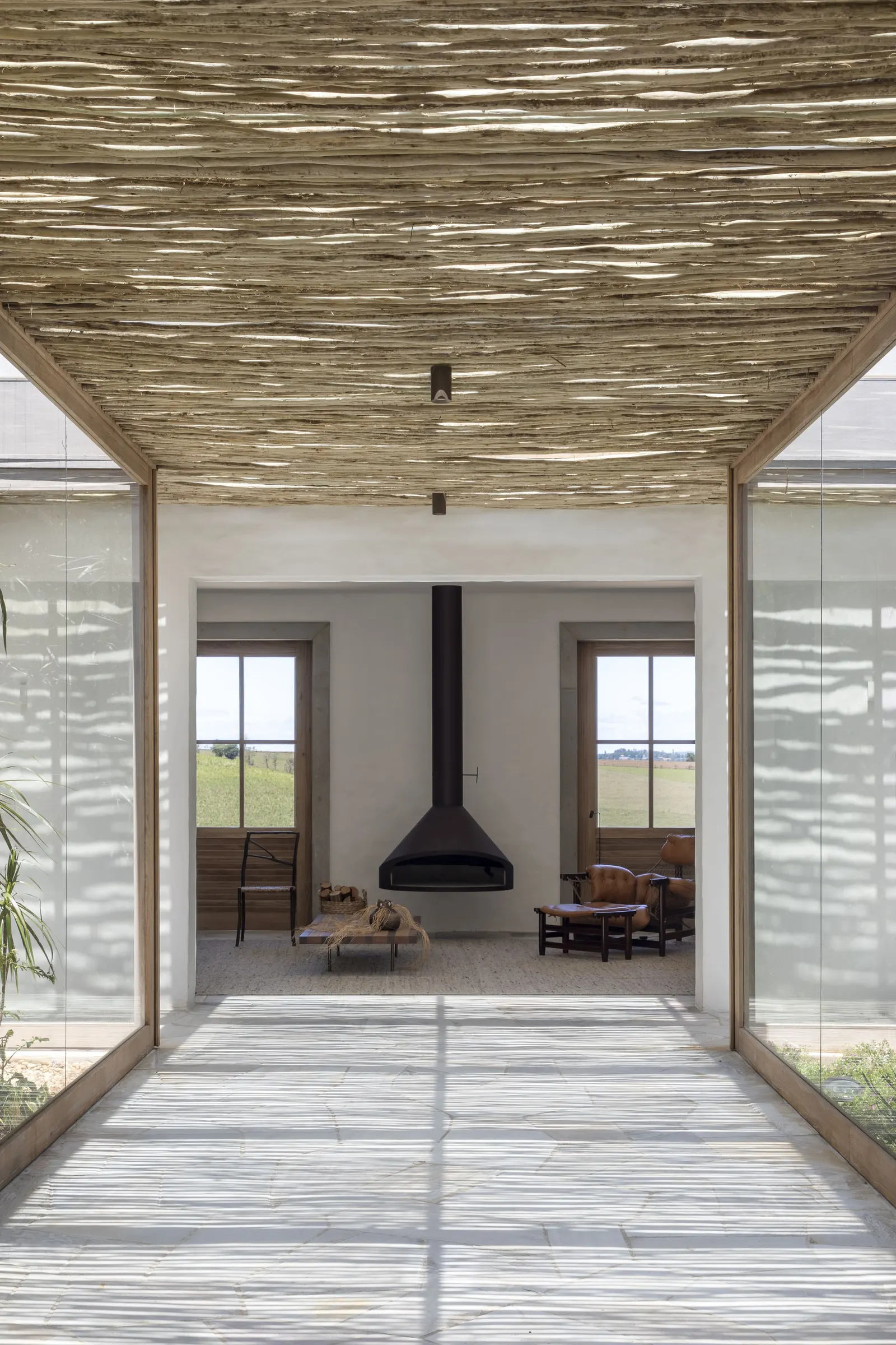 Casa Damata / Melina Romano: интерьер, который продолжает архитектуру и ландшафт