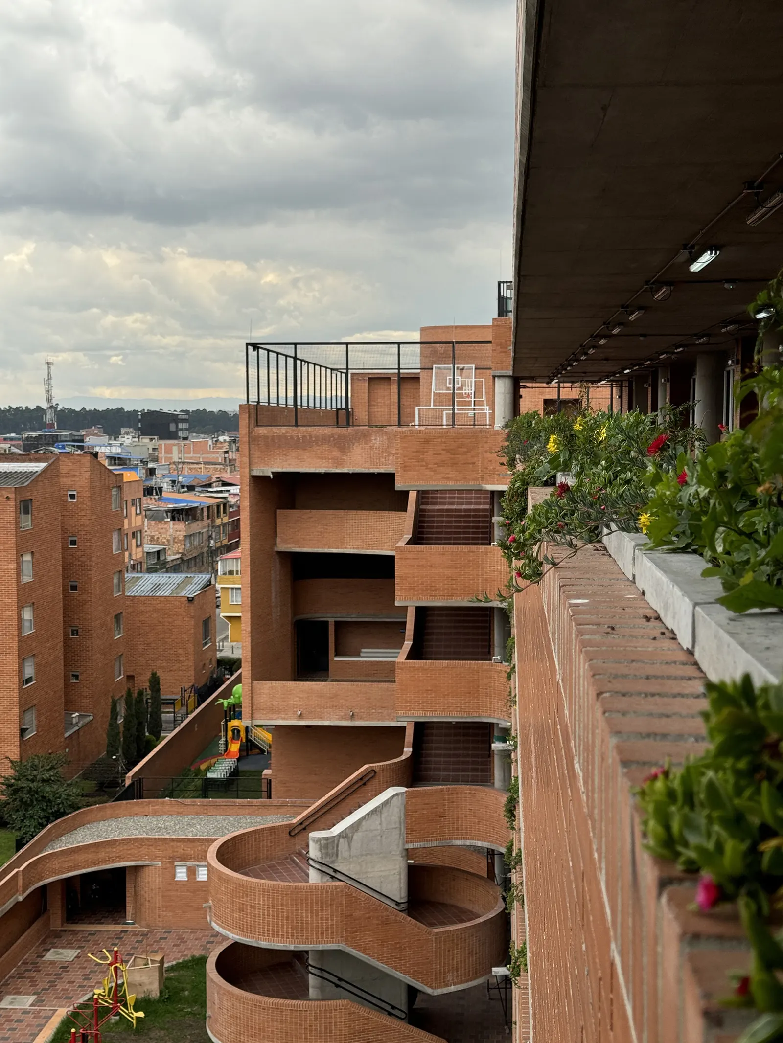 Школа Feliza Bursztyn в Боготе / AR-AR (Martínez Arquitectura)