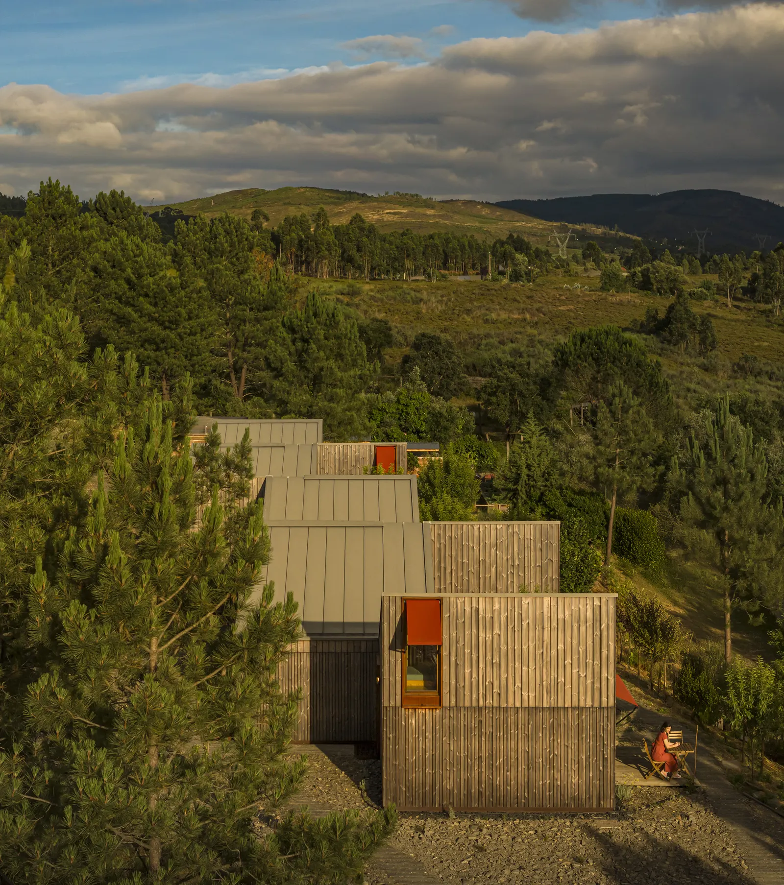 House Over the Hills / Diogo Aguiar Studio