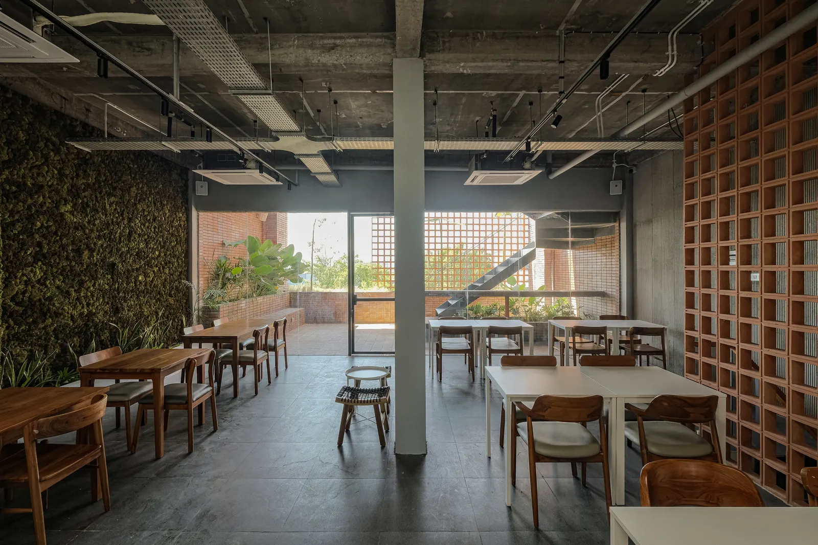 Common Days Cafe / INS Studio — кафе в новом коммерческом районе Мароса