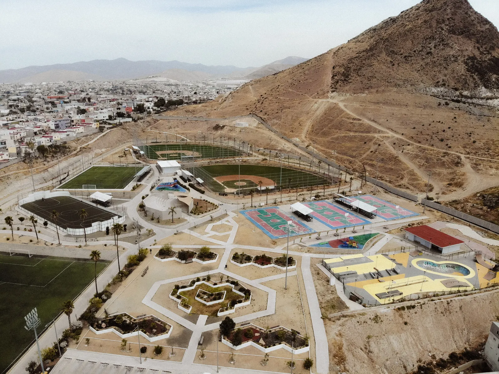 Abejas Sports and Recreation Center в Тихуане: общественный спортивный комплекс для района с дефицитом инфраструктуры