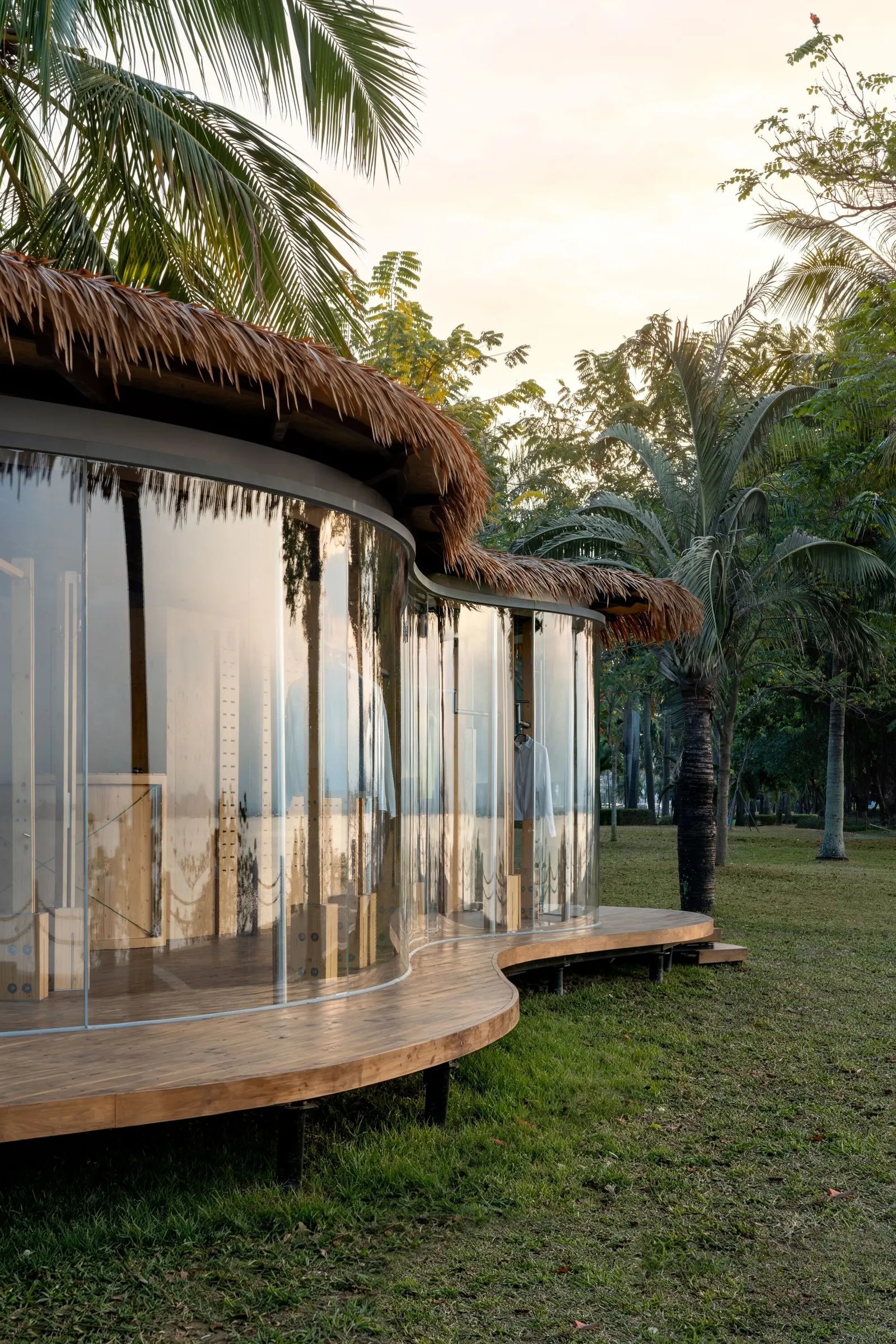 A Leaf Canopy by the Sea / Studio 10