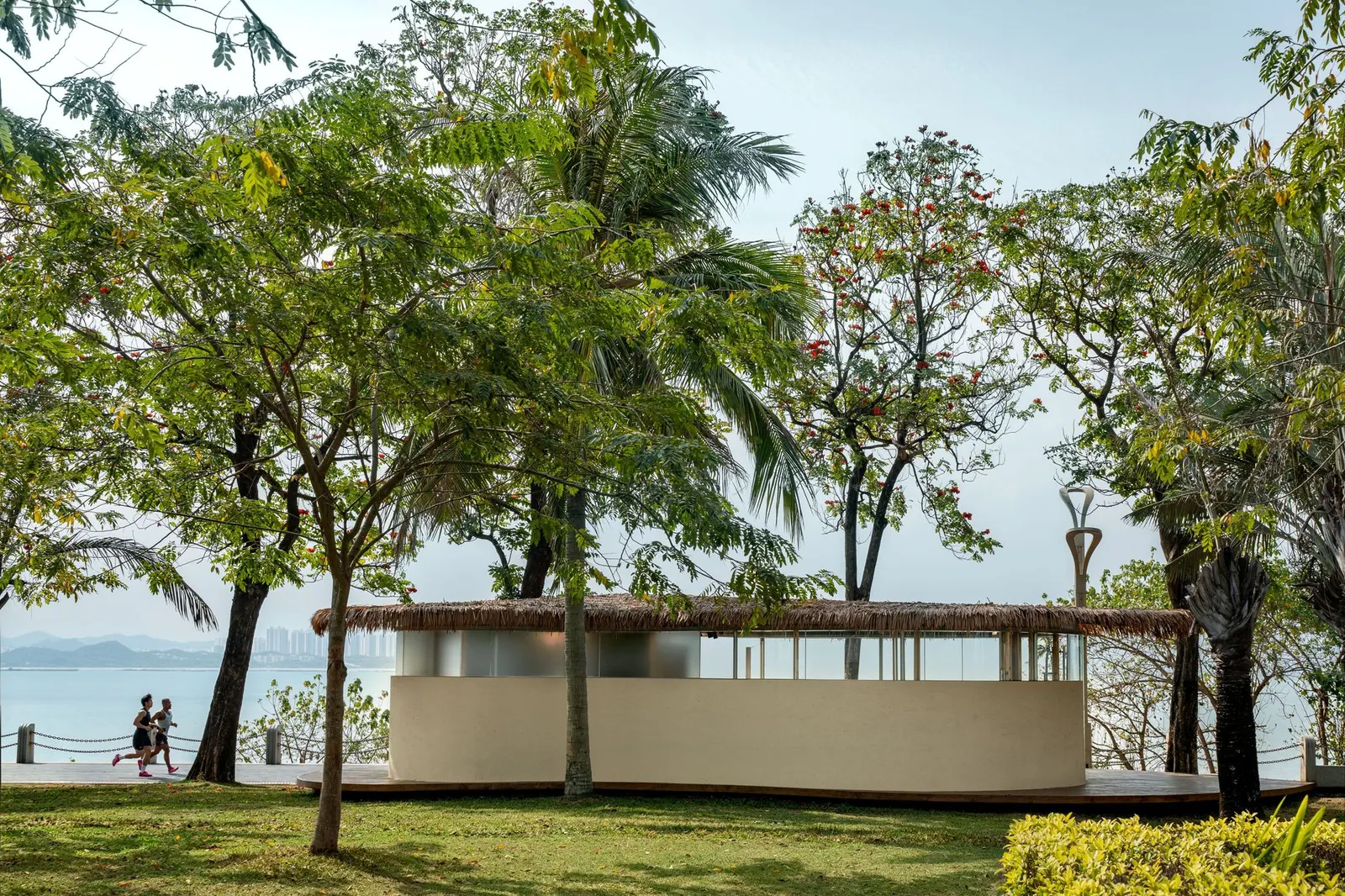 A Leaf Canopy by the Sea / Studio 10