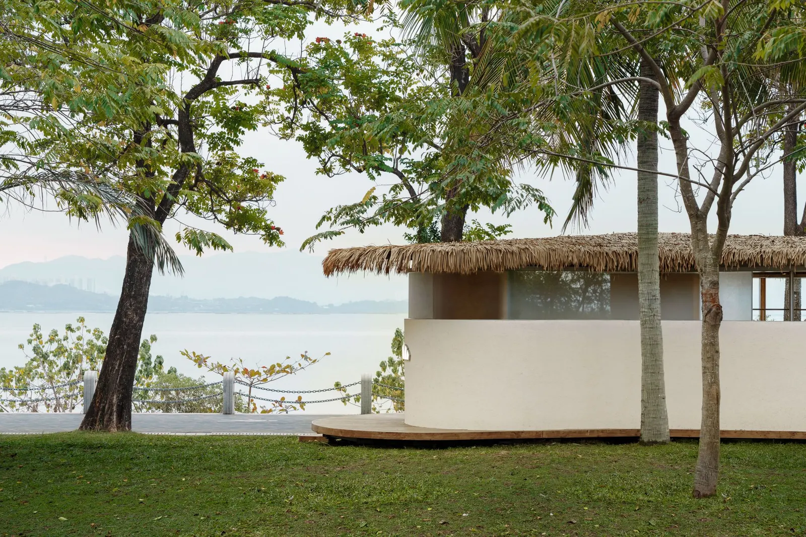 A Leaf Canopy by the Sea / Studio 10