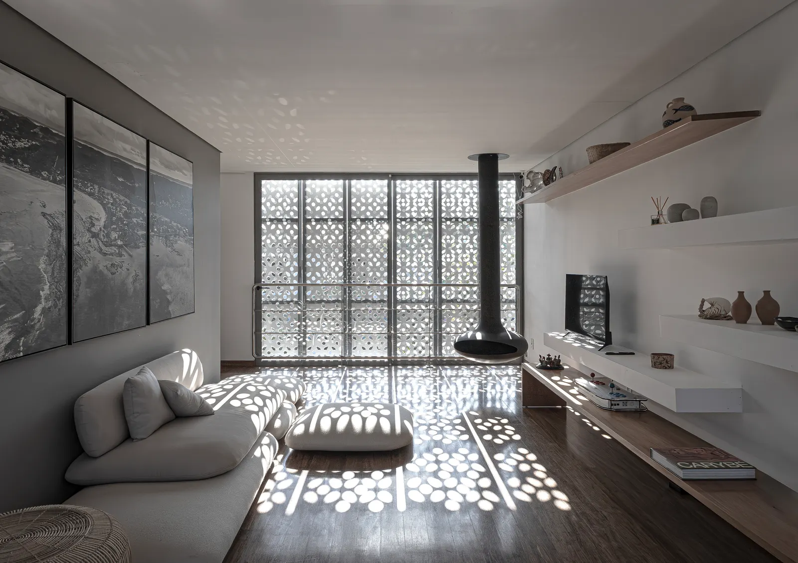 Casa Guaratuba / Estúdio 41 — дом-убежище между горой и морем