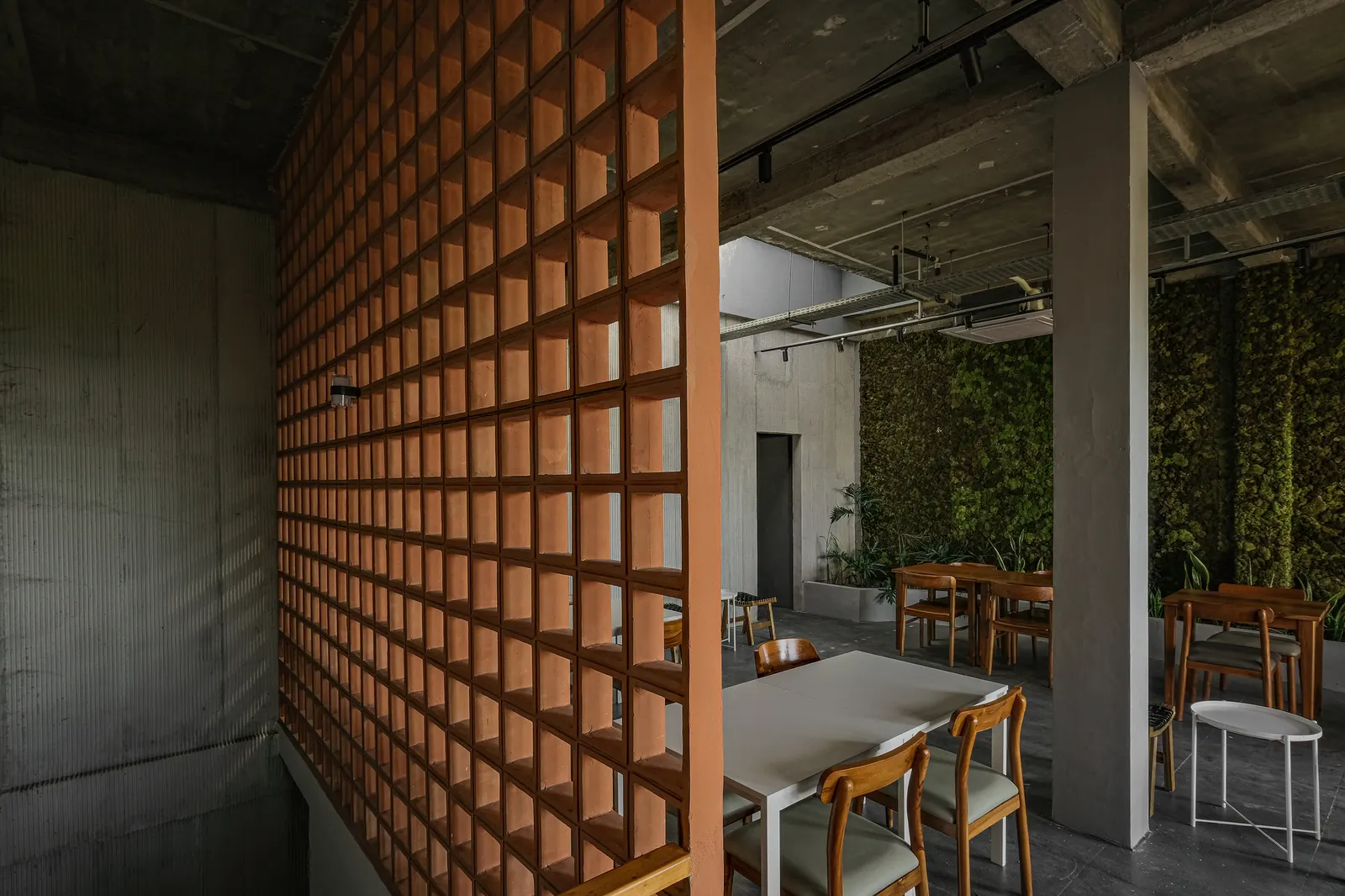 Common Days Cafe / INS Studio — кафе в новом коммерческом районе Мароса