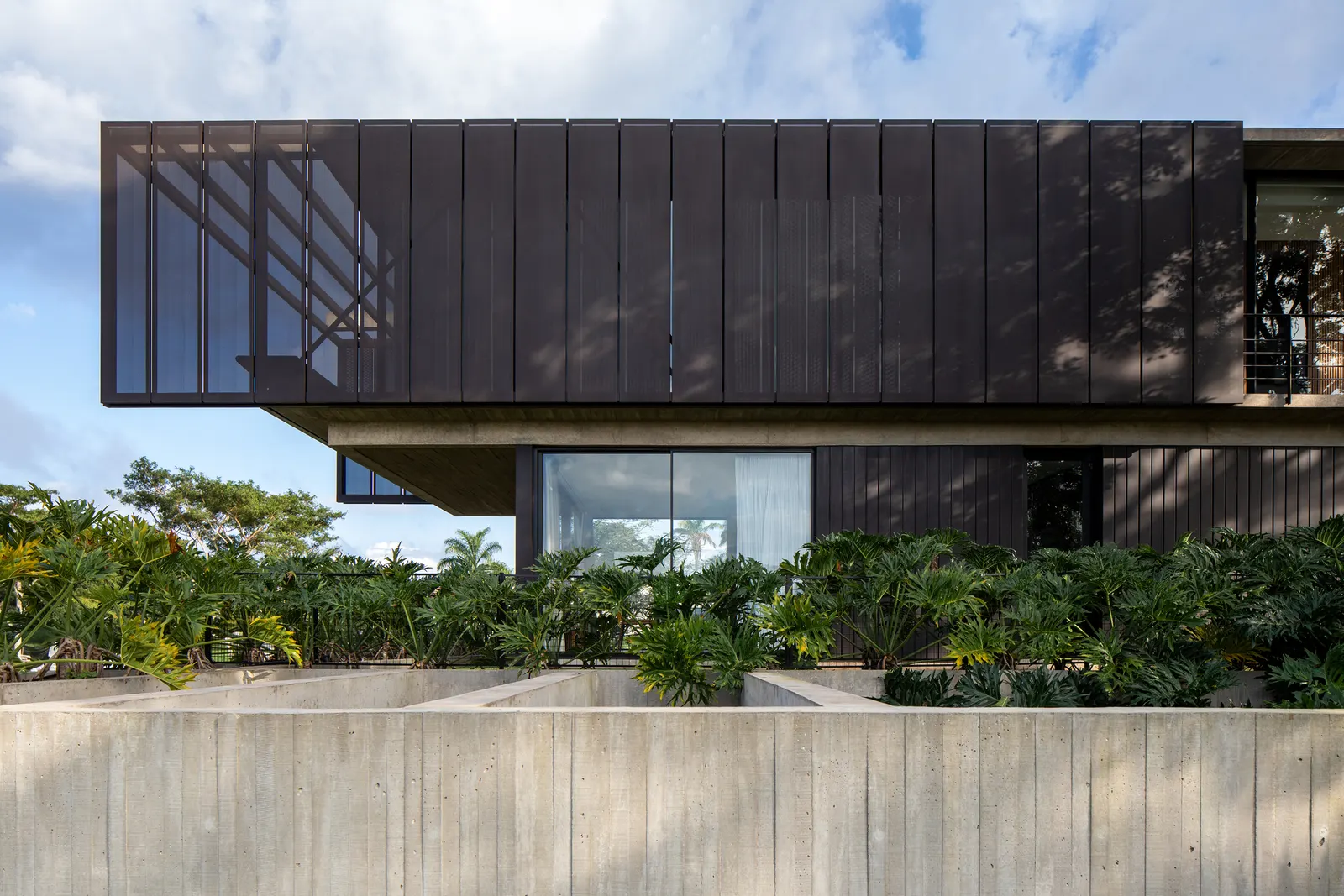 Casa Galería в Санта-Крус-де-ла-Сьерра: дом Sommet, выстроенный по логике рельефа