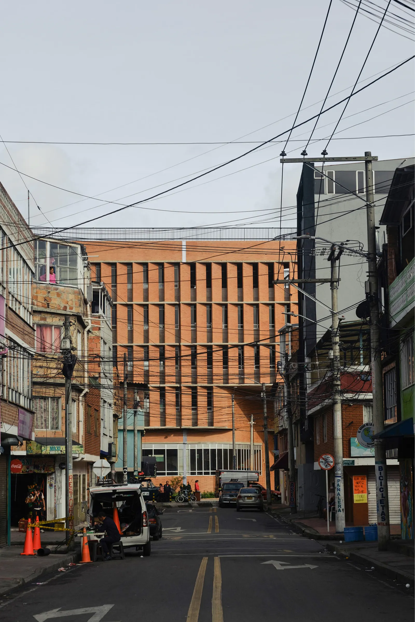 Школа Feliza Bursztyn в Боготе / AR-AR (Martínez Arquitectura)