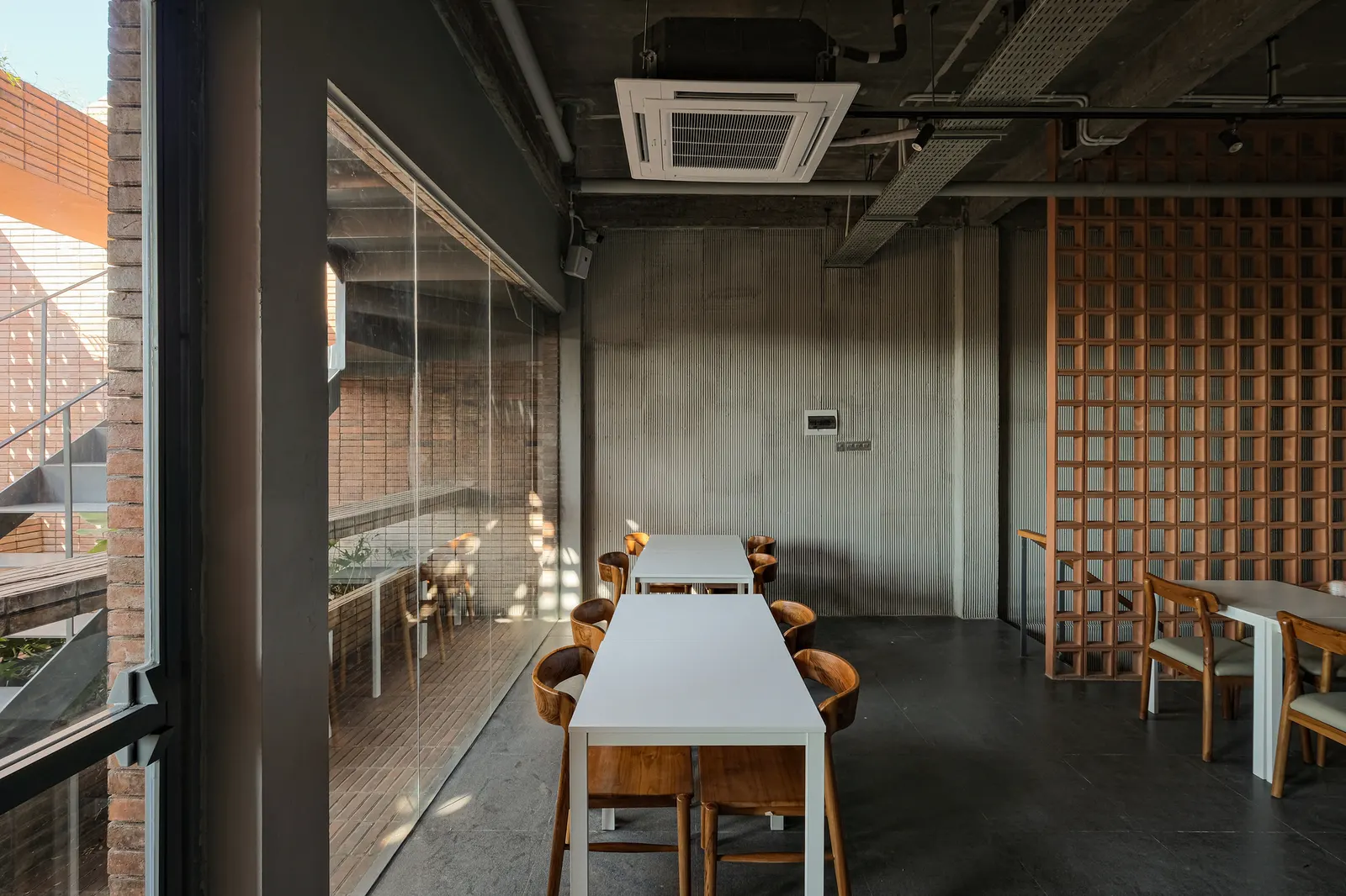 Common Days Cafe / INS Studio — кафе в новом коммерческом районе Мароса