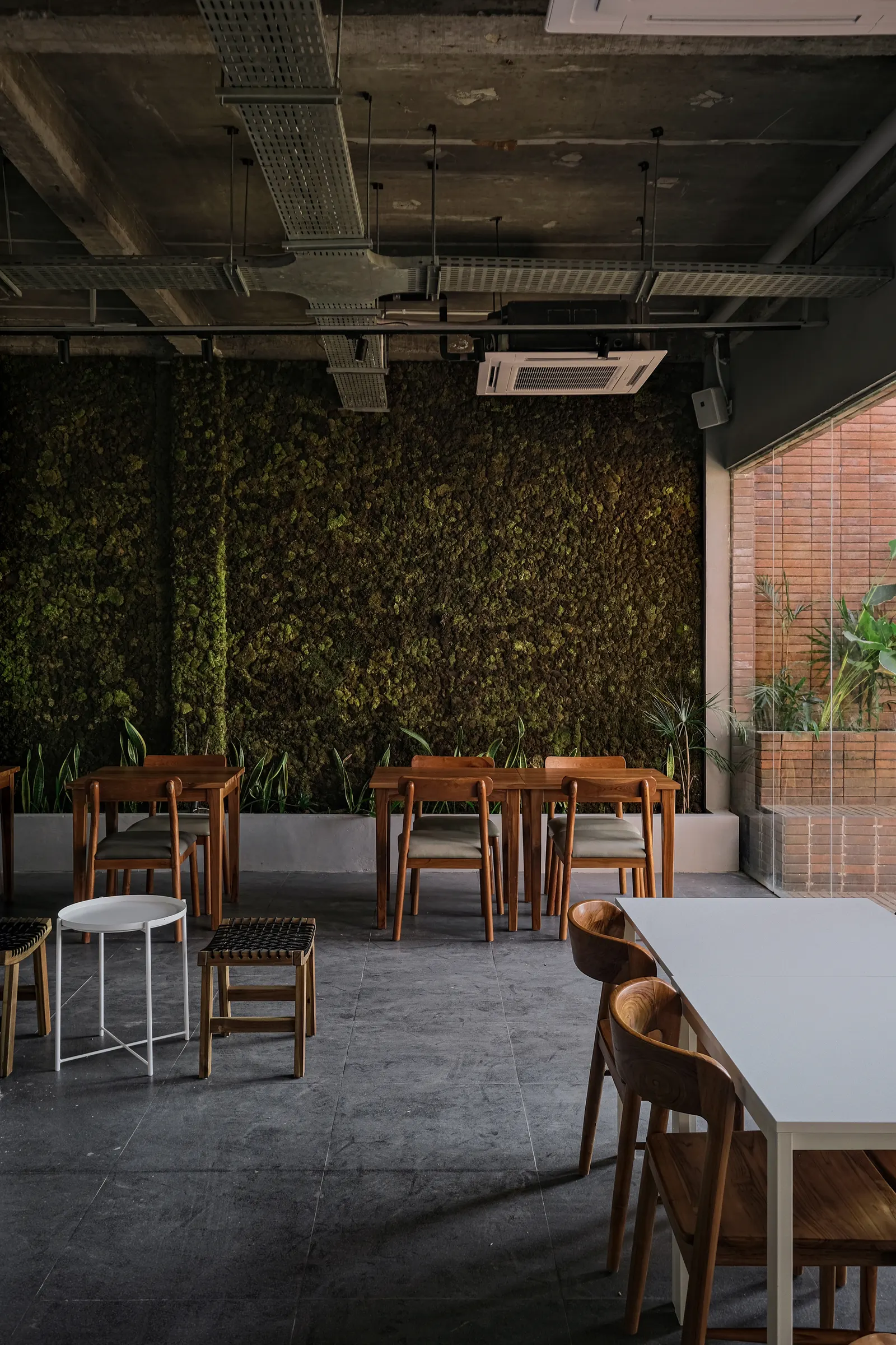 Common Days Cafe / INS Studio — кафе в новом коммерческом районе Мароса