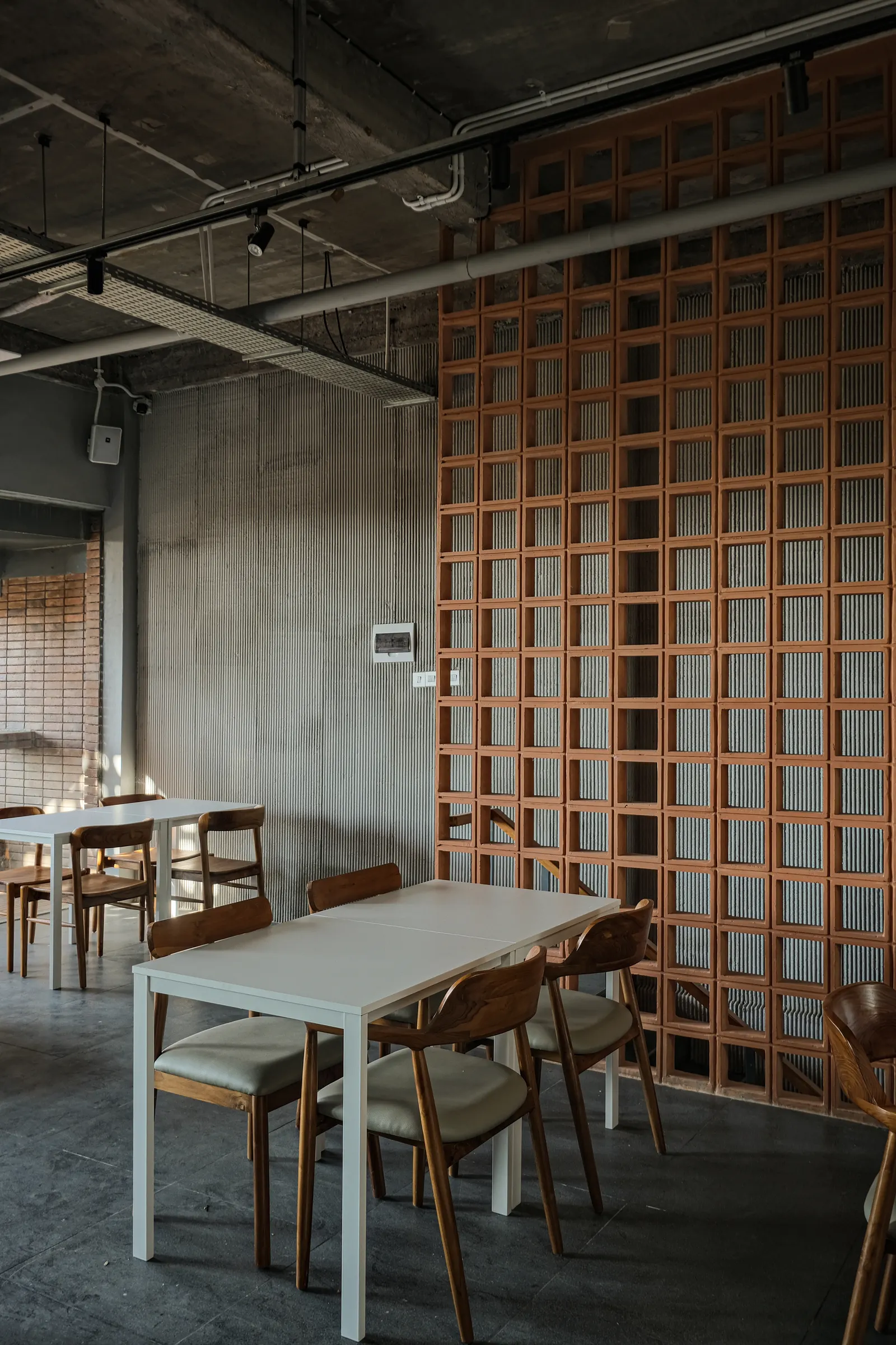 Common Days Cafe / INS Studio — кафе в новом коммерческом районе Мароса
