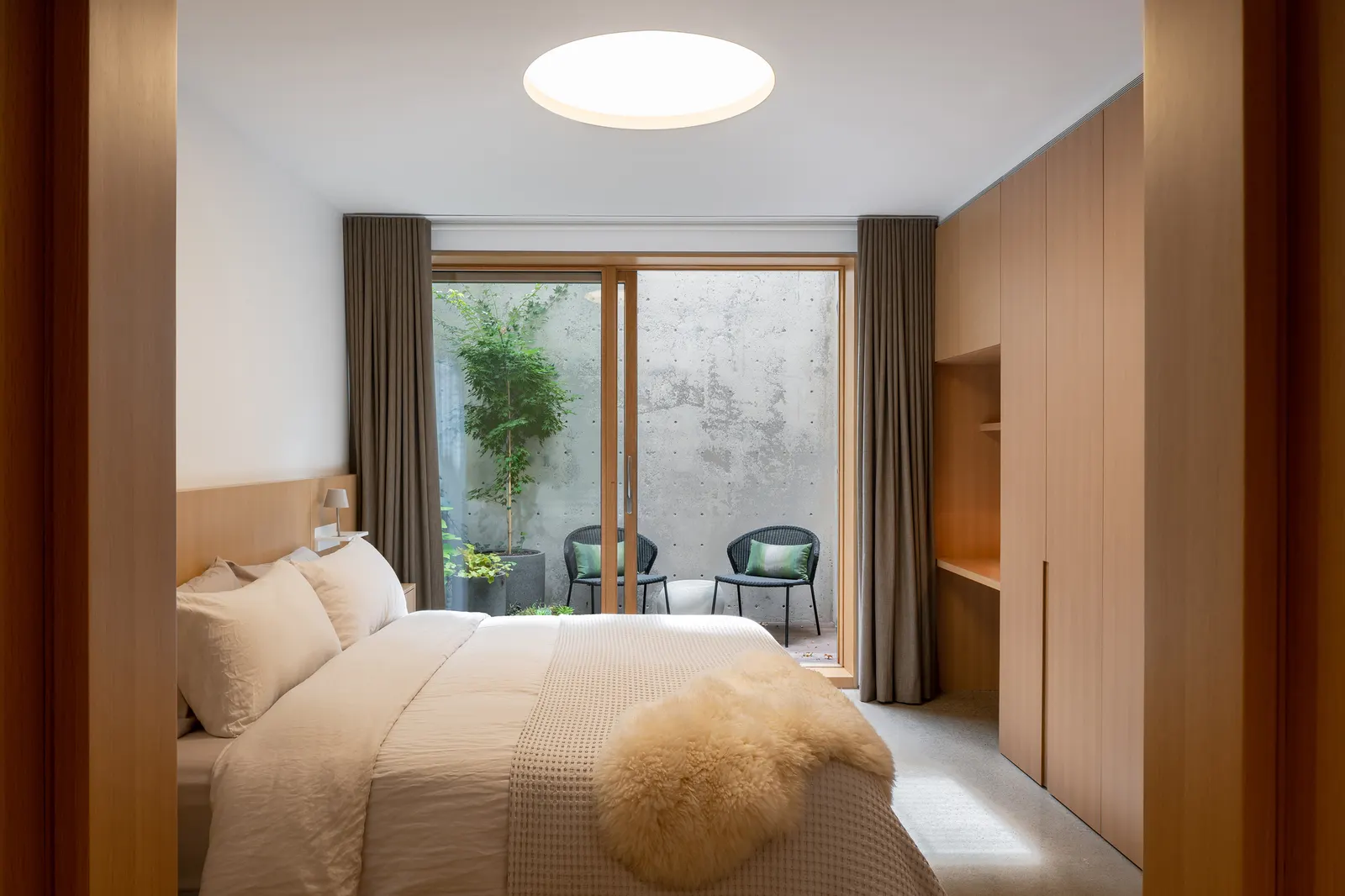 Garden Laneway House в Торонто: кирпичный фасад и плотная городская застройка