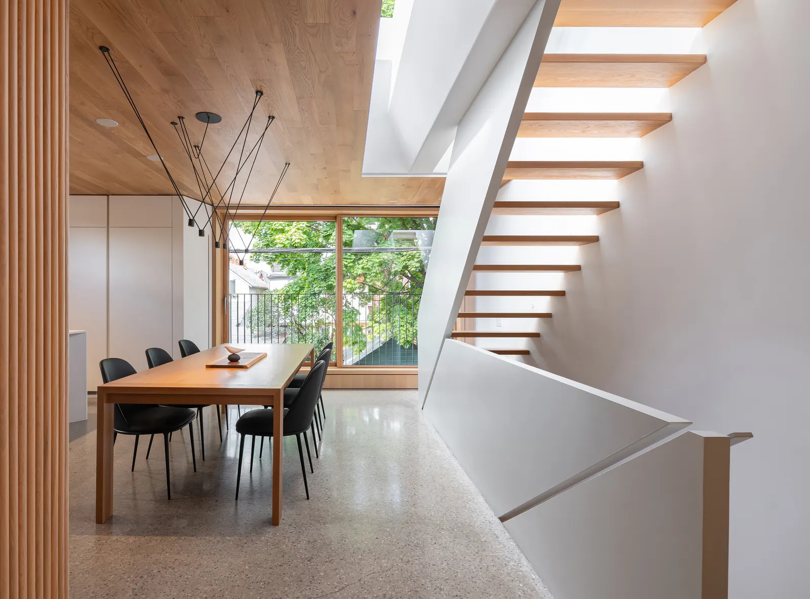 Garden Laneway House в Торонто: кирпичный фасад и плотная городская застройка