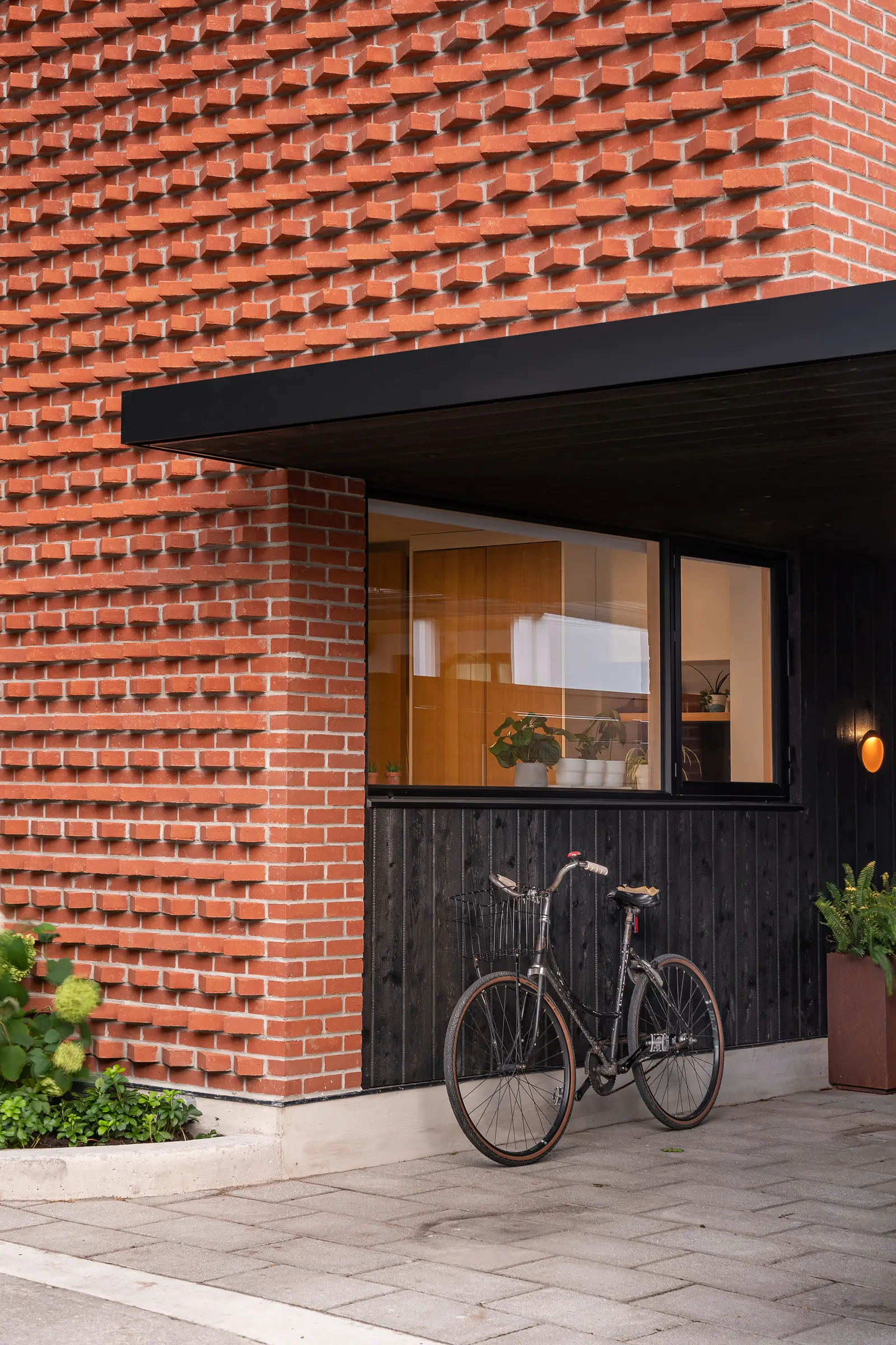 Garden Laneway House в Торонто: кирпичный фасад и плотная городская застройка
