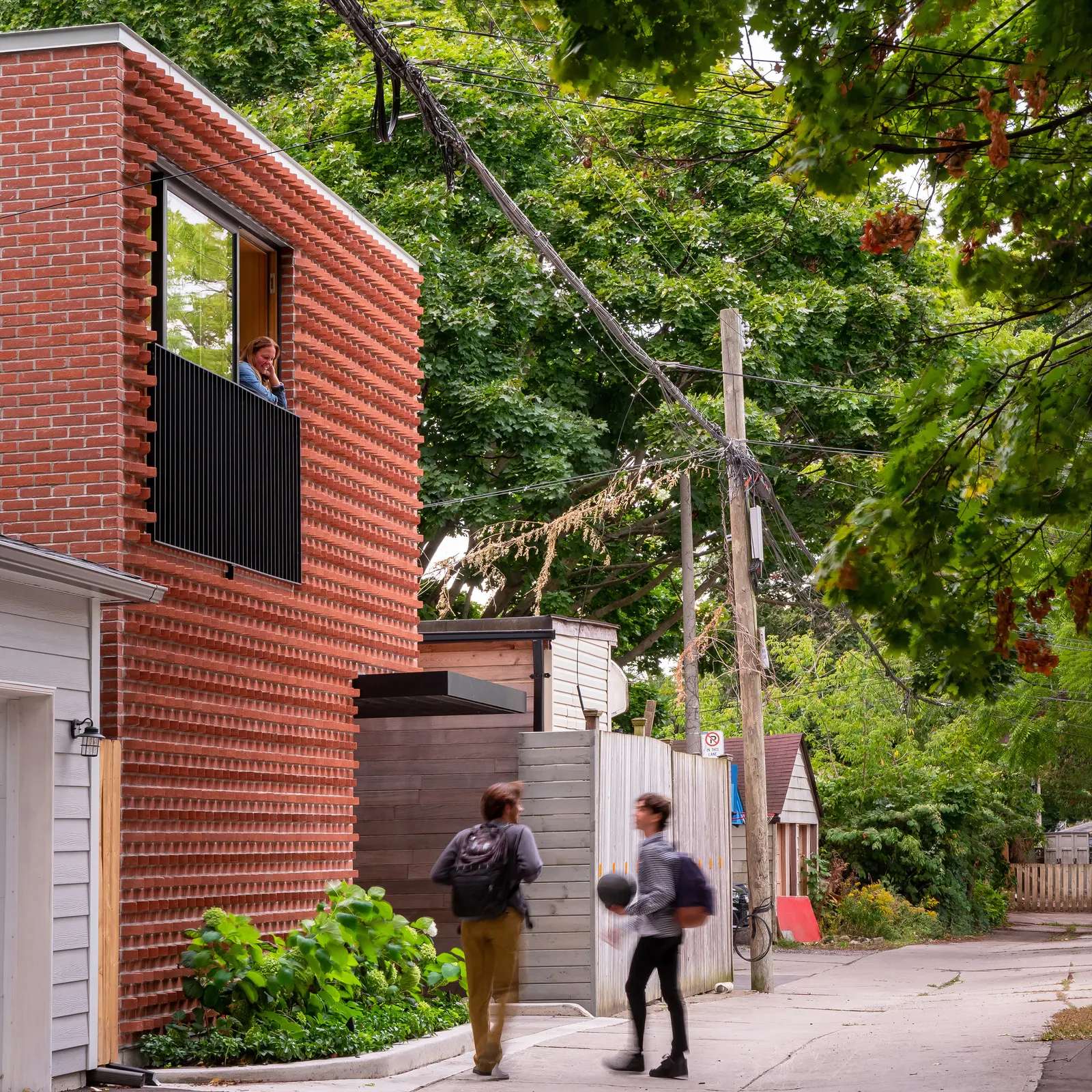 Garden Laneway House в Торонто: кирпичный фасад и плотная городская застройка