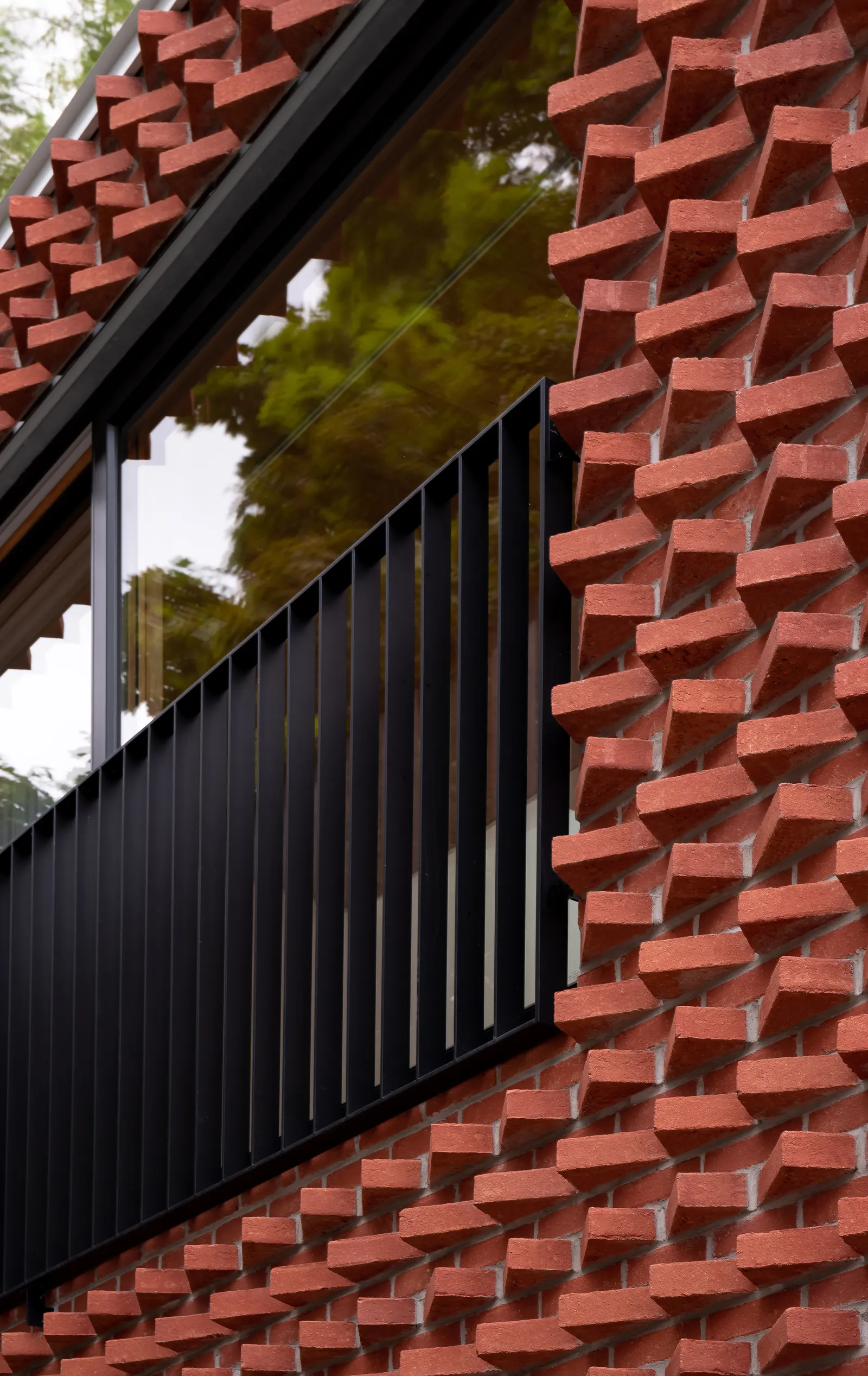 Garden Laneway House в Торонто: кирпичный фасад и плотная городская застройка