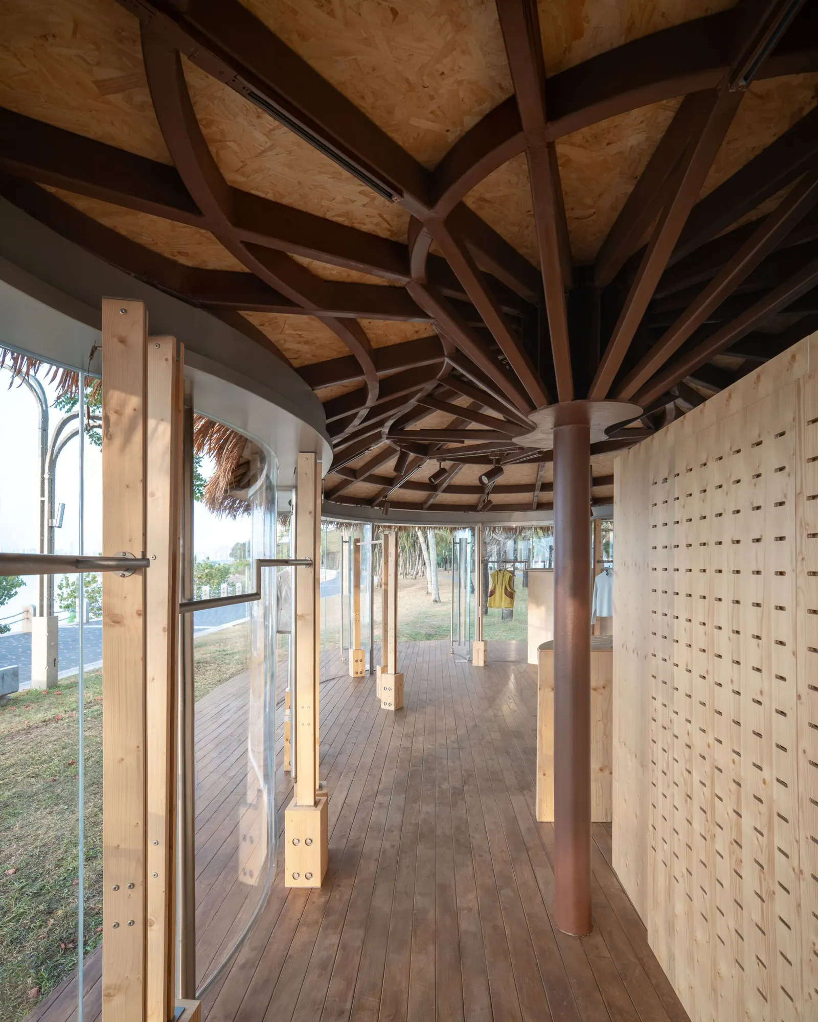 A Leaf Canopy by the Sea / Studio 10