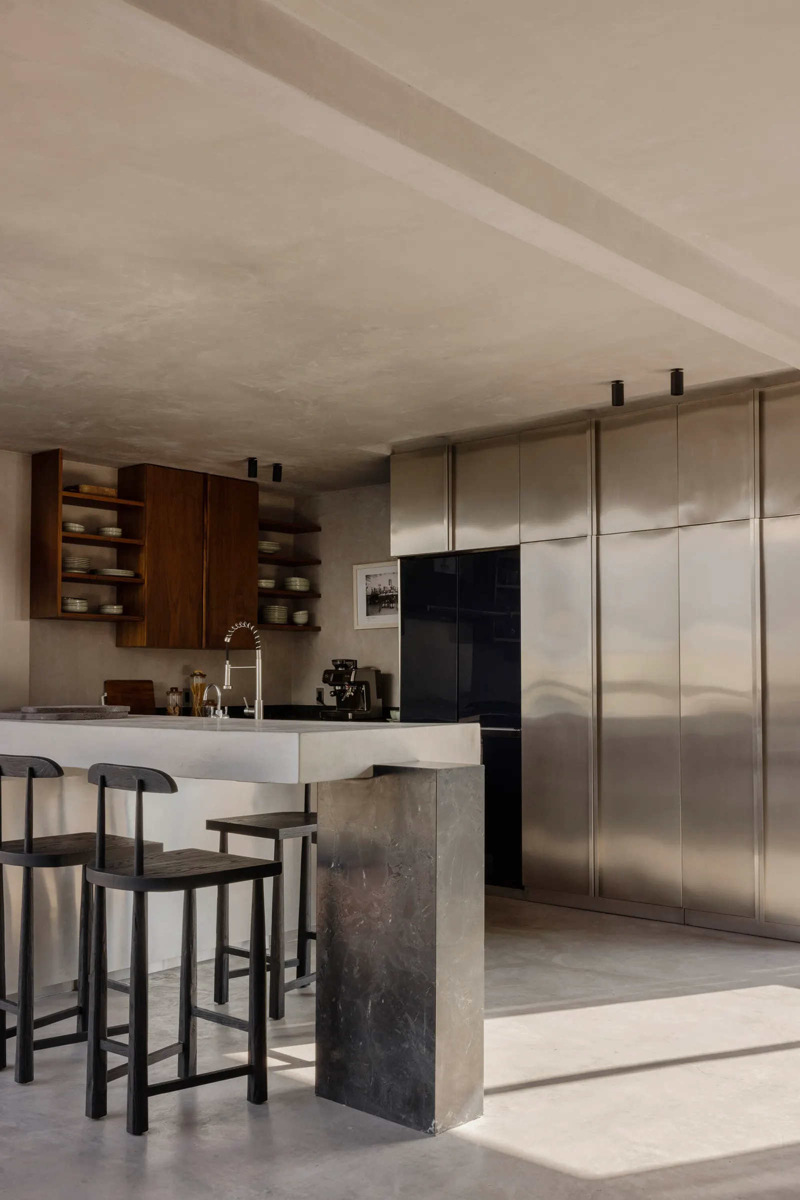 Brutalist Penthouse / Barde + vanVoltt