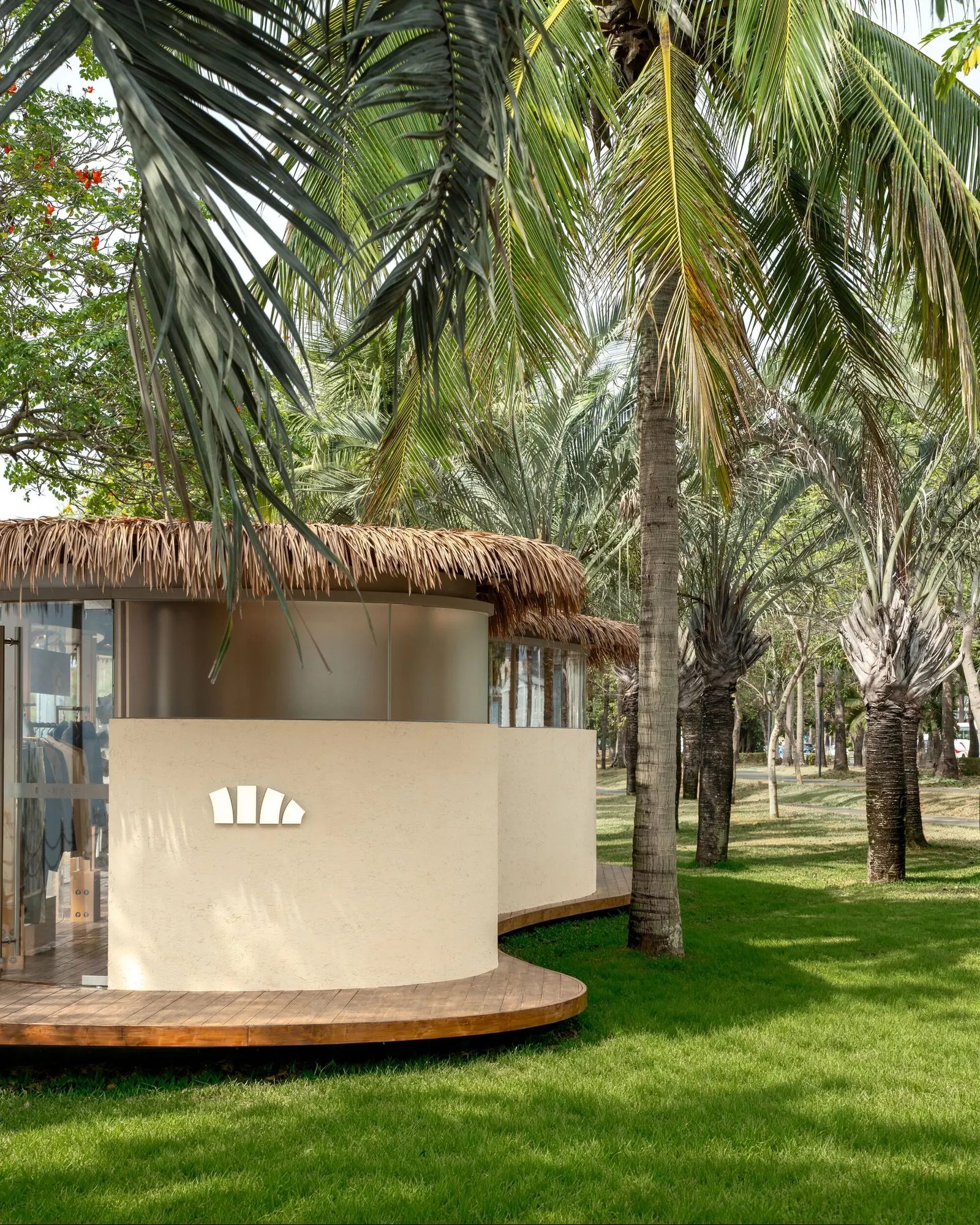 A Leaf Canopy by the Sea / Studio 10